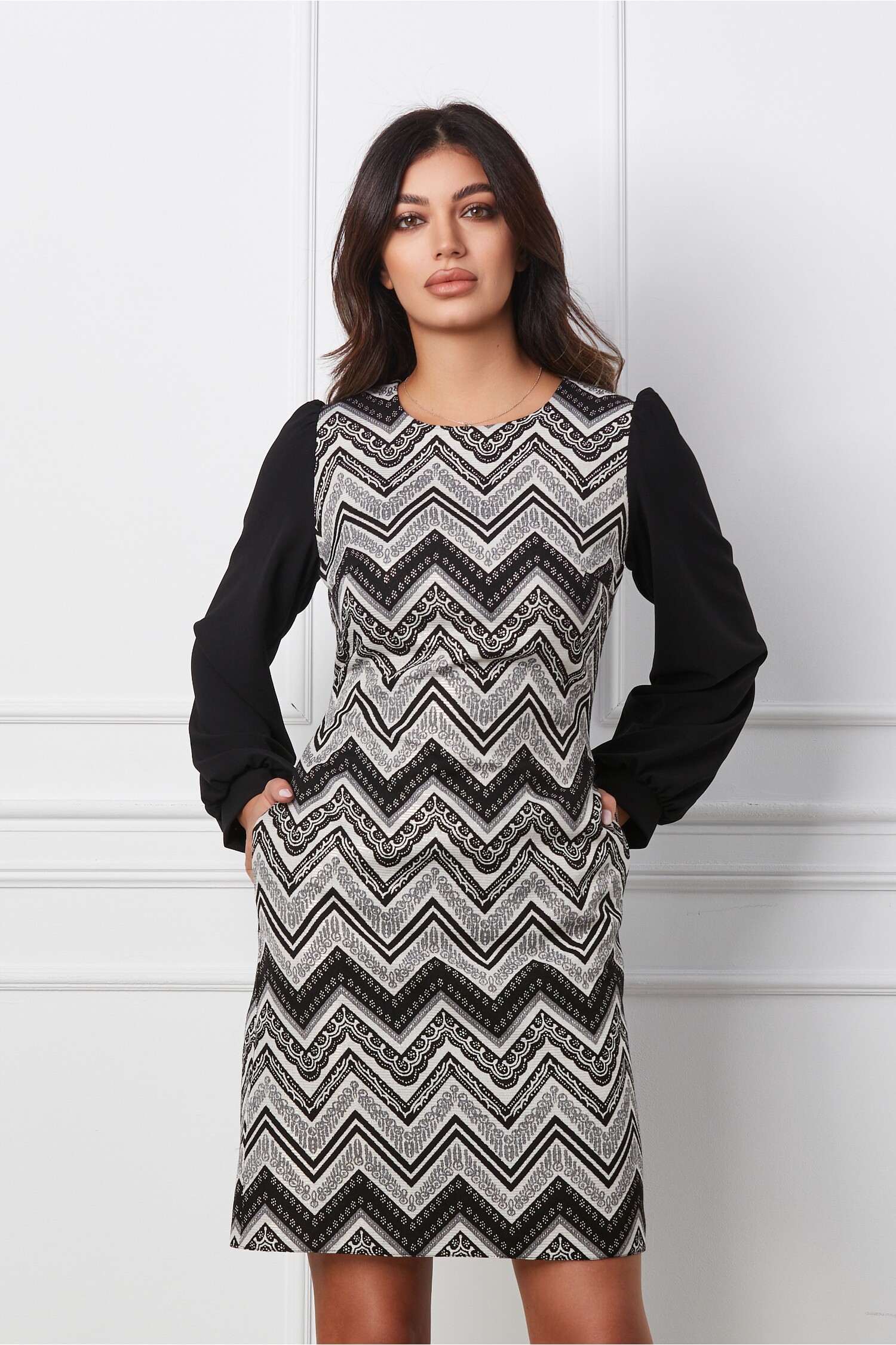rochie-moze-neagra-cu-imprimeu-in-zigzag-si-insertii-din-lurex-argintiu-1232451-995709-4