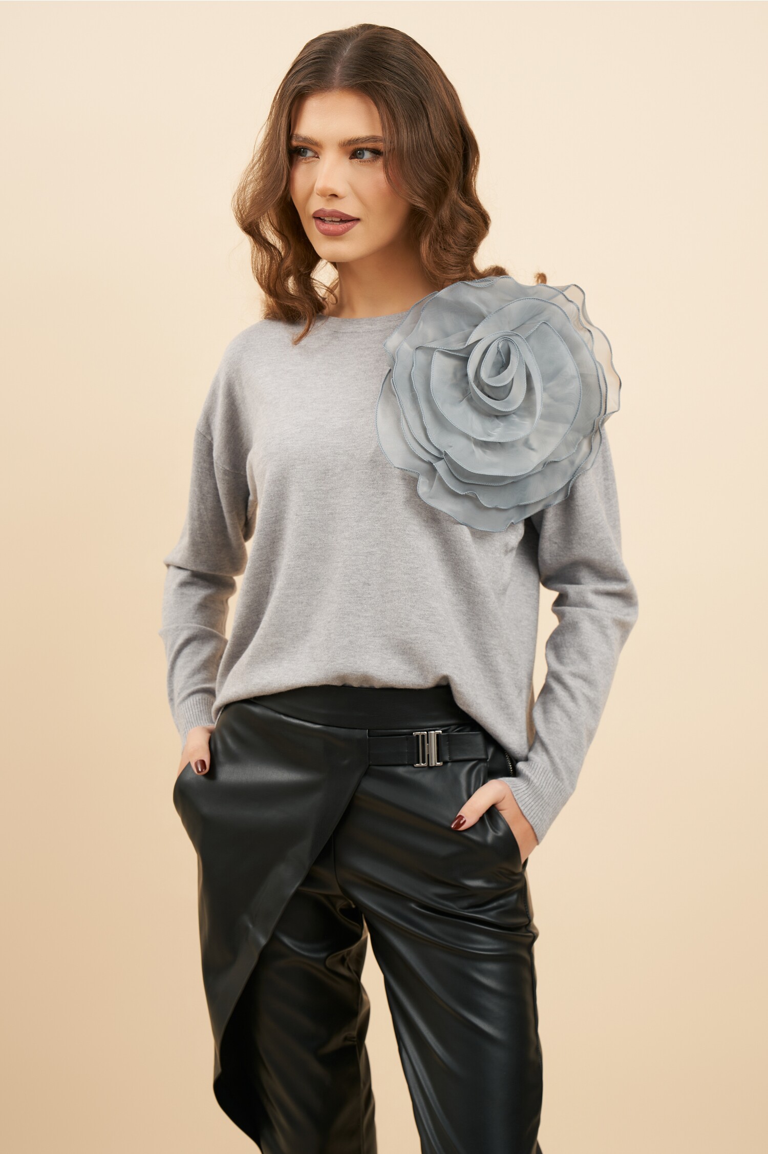 bluza-gri-decolteu-rotund-floare-maxi-1327388-1075856-4