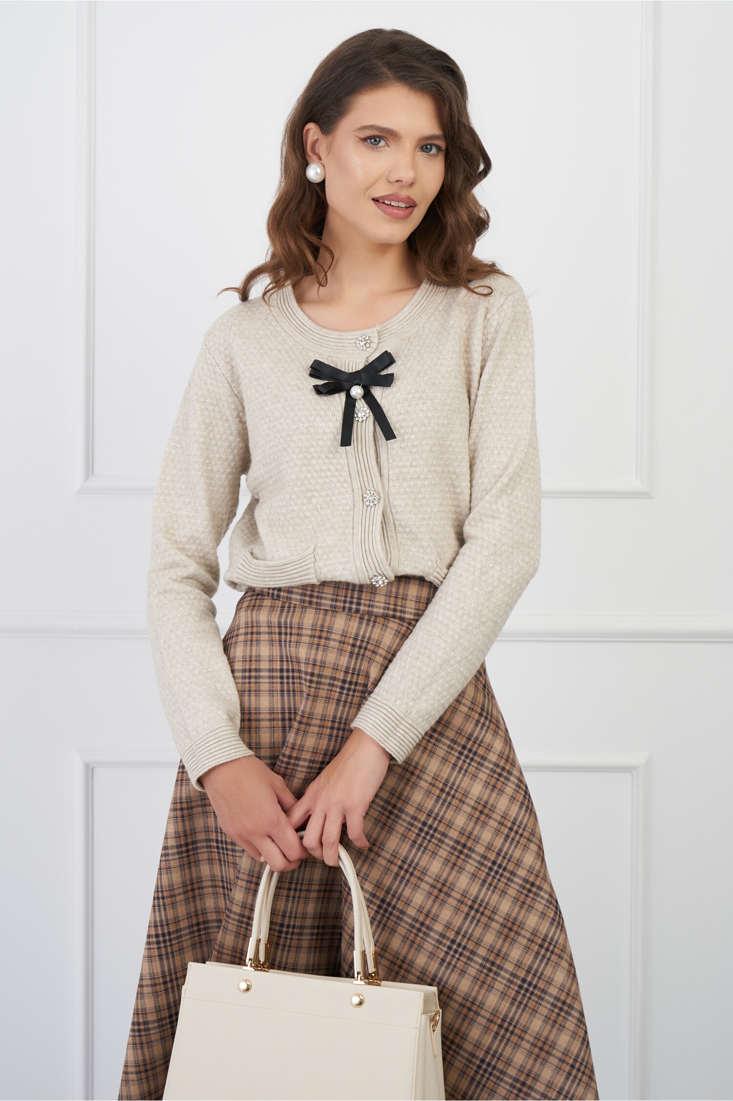 bluza-kara-bej-din-tricot-cu-nasturi-si-funda-1323134-1071152-4