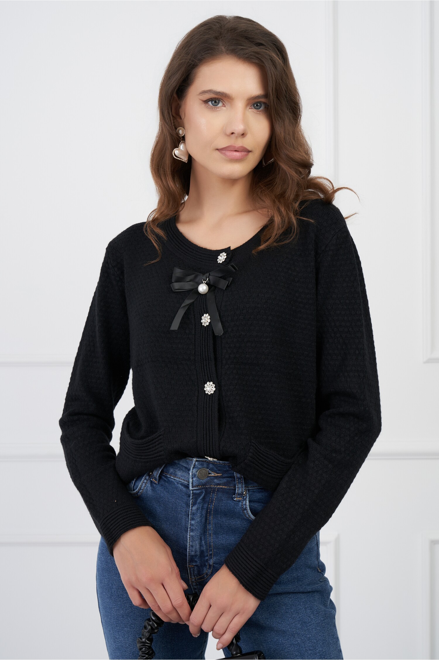 bluza-kara-neagra-din-tricot-cu-nasturi-si-funda-1323125-1071140-4