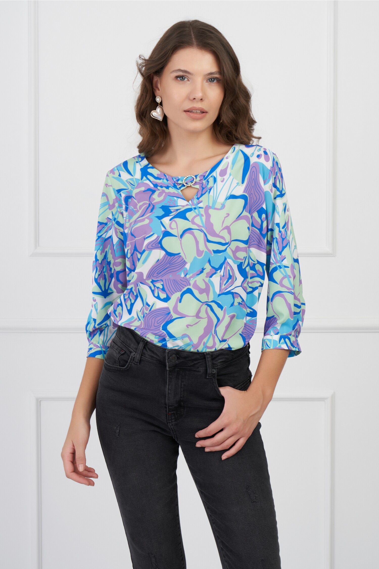 bluza-kelly-verde-cu-imprimeuri-mov-si-decupaj-la-decolteu-1319624-1068638-4