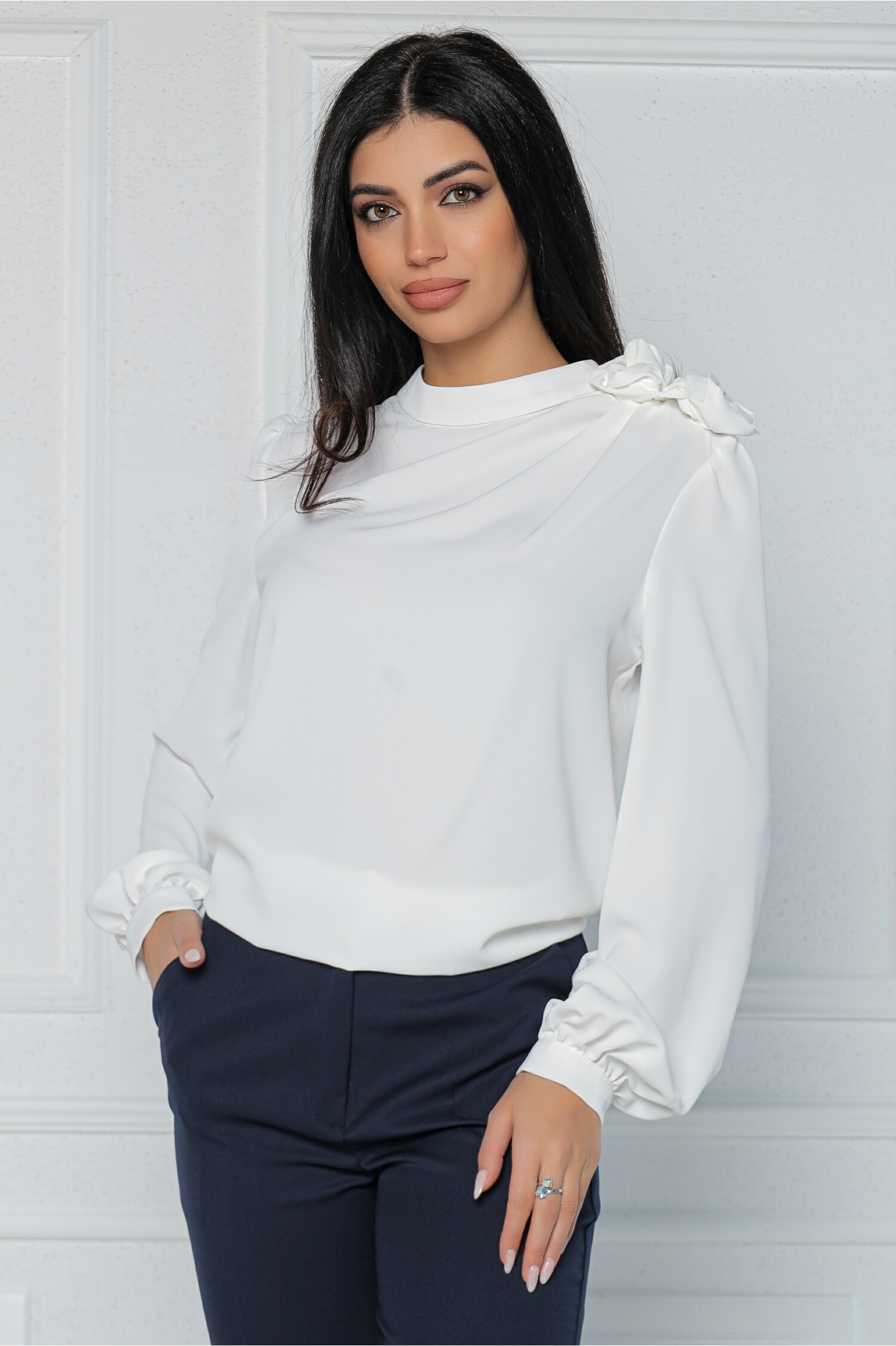 bluza-mbg-eleganta-din-triplu-voal-alba-cu-floare-pe-umar-1334585-1081073-4