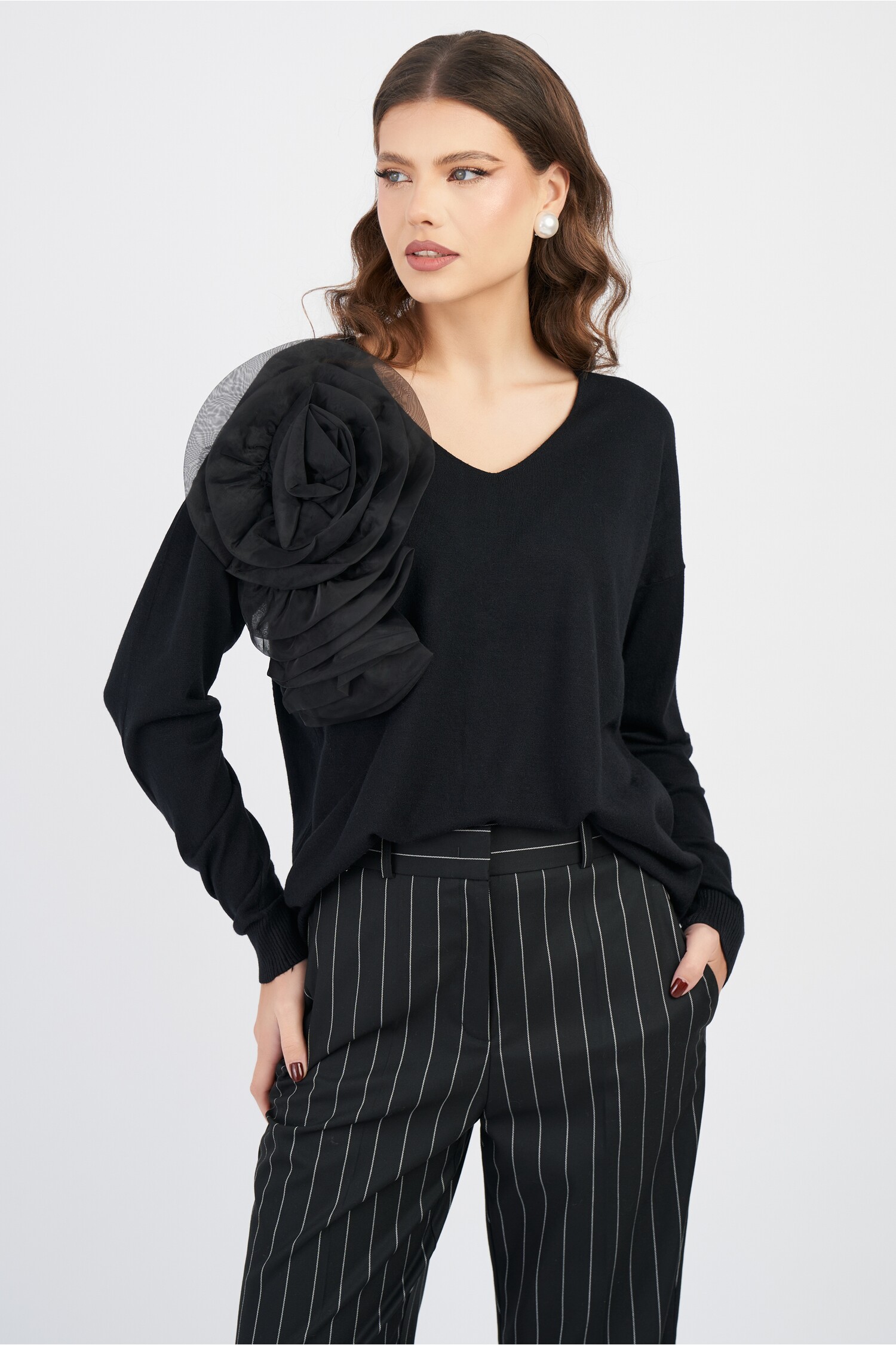 bluza-neagra-decolteu-in-v-floare-maxi-1327412-1075838-4