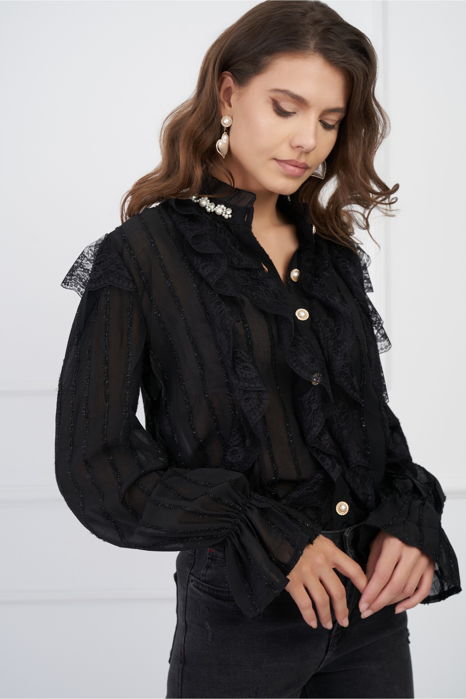 camasa-sore-neagra-cu-dantela-si-insertii-din-fir-lurex-1323275-1071389-4