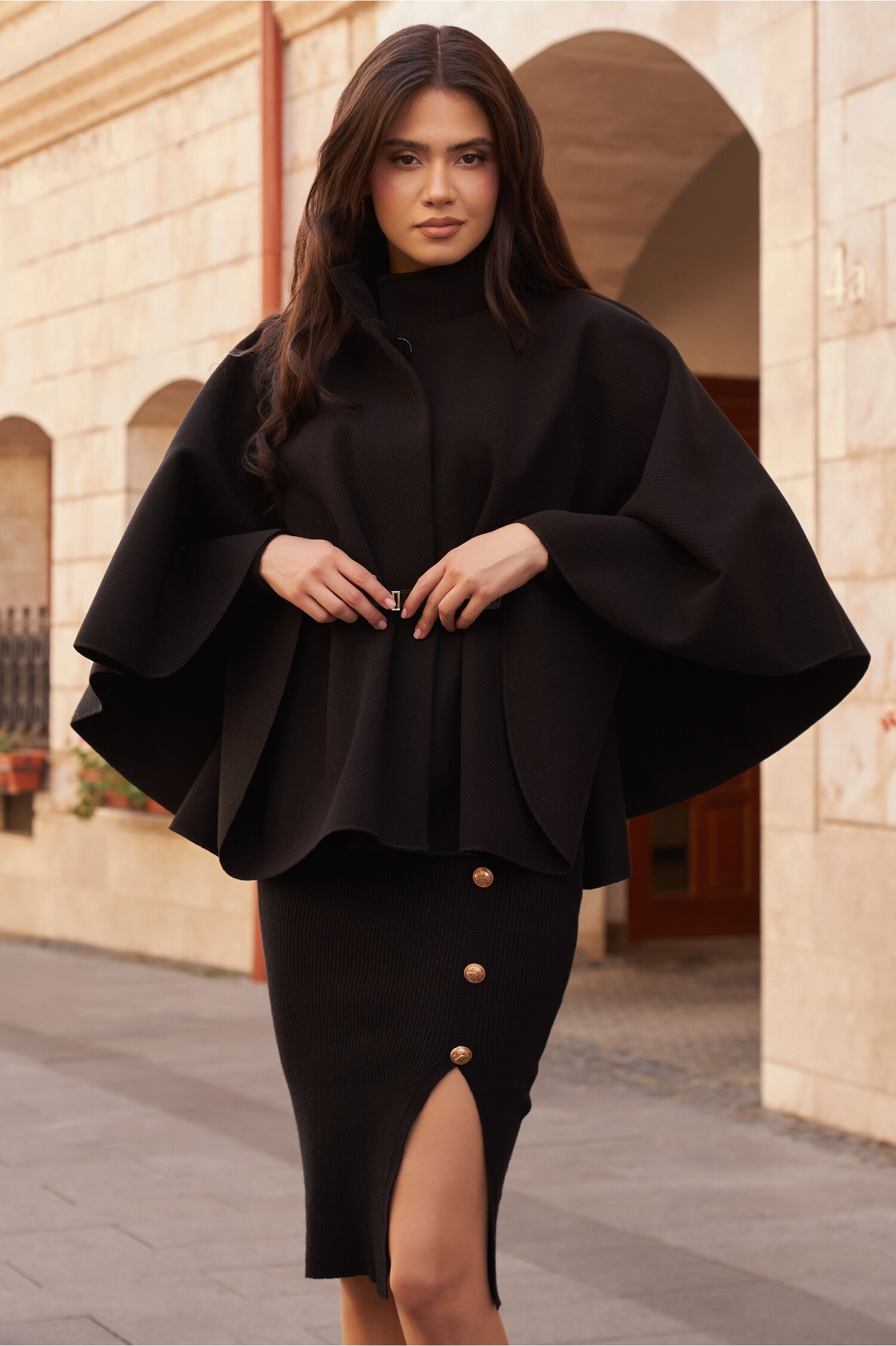 capa-dana-neagra-cu-nasture-si-curea-1332146-1078727-4