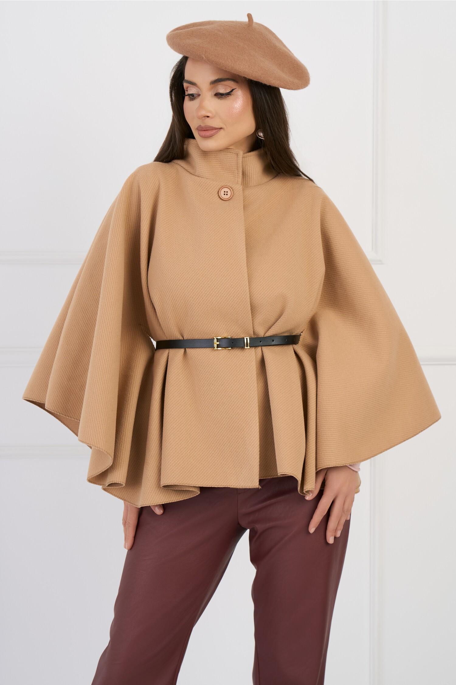 capa-din-stofa-bej-cu-nasture-si-curea-1338590-1085498-4