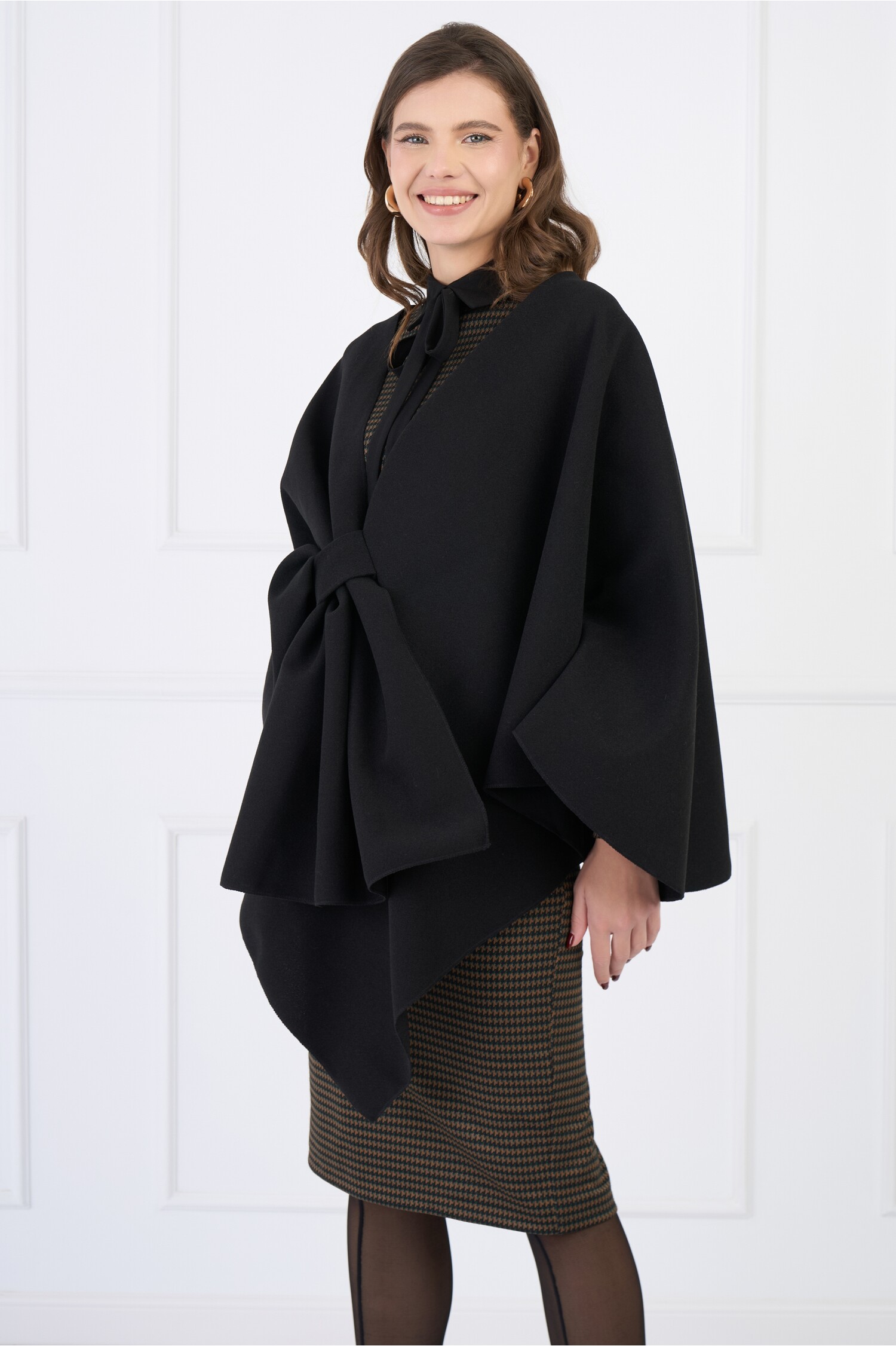 capa-din-stofa-neagra-petrecuta-1332470-1079672-4