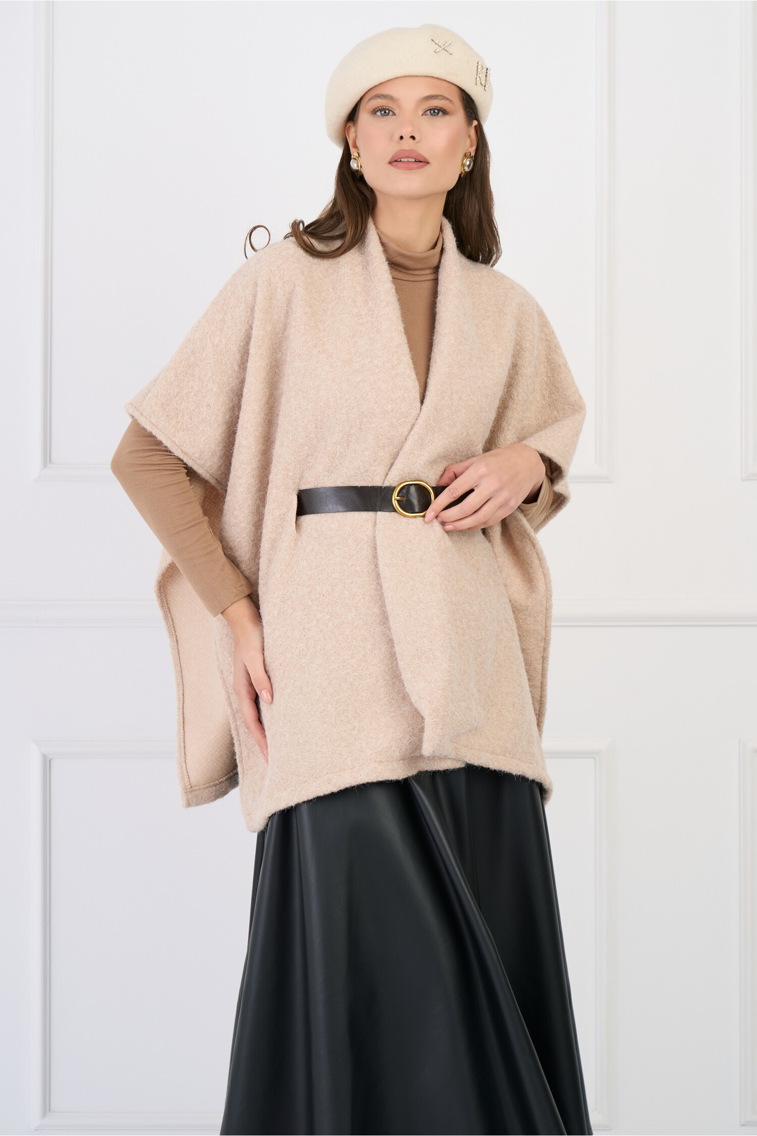 capa-eleganta-din-bucle-bej-cu-croi-lejer-si-curea-in-talie-1336499-1082945-4