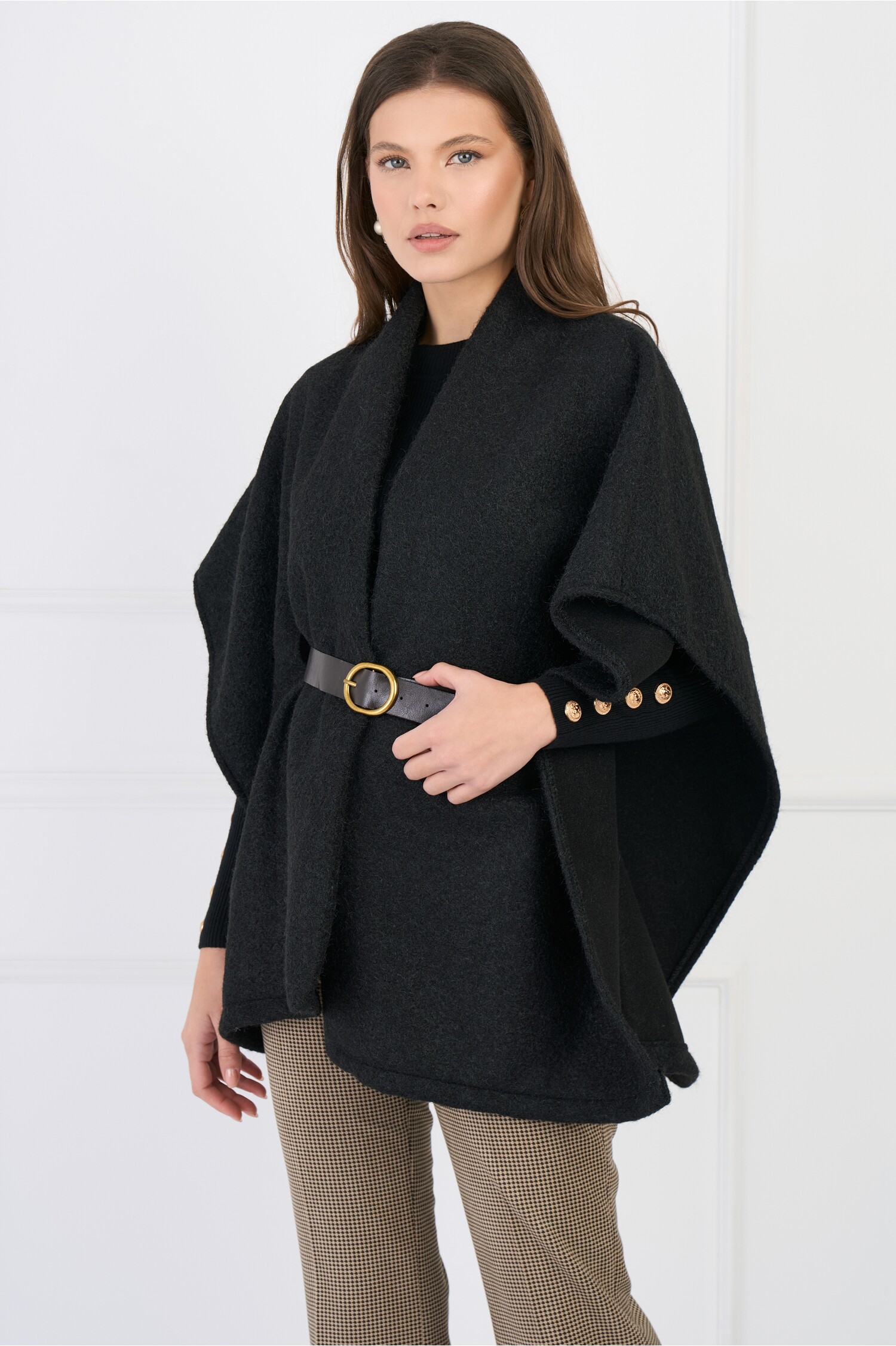 capa-eleganta-din-bucle-neagra-cu-croi-lejer-si-curea-in-talie-1336427-1082954-4