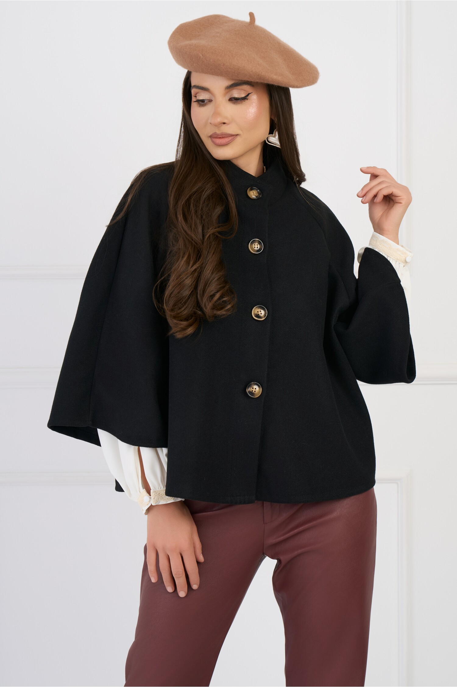 capa-eleganta-din-stofa-neagra-cu-nasturi-1338620-1085474-4