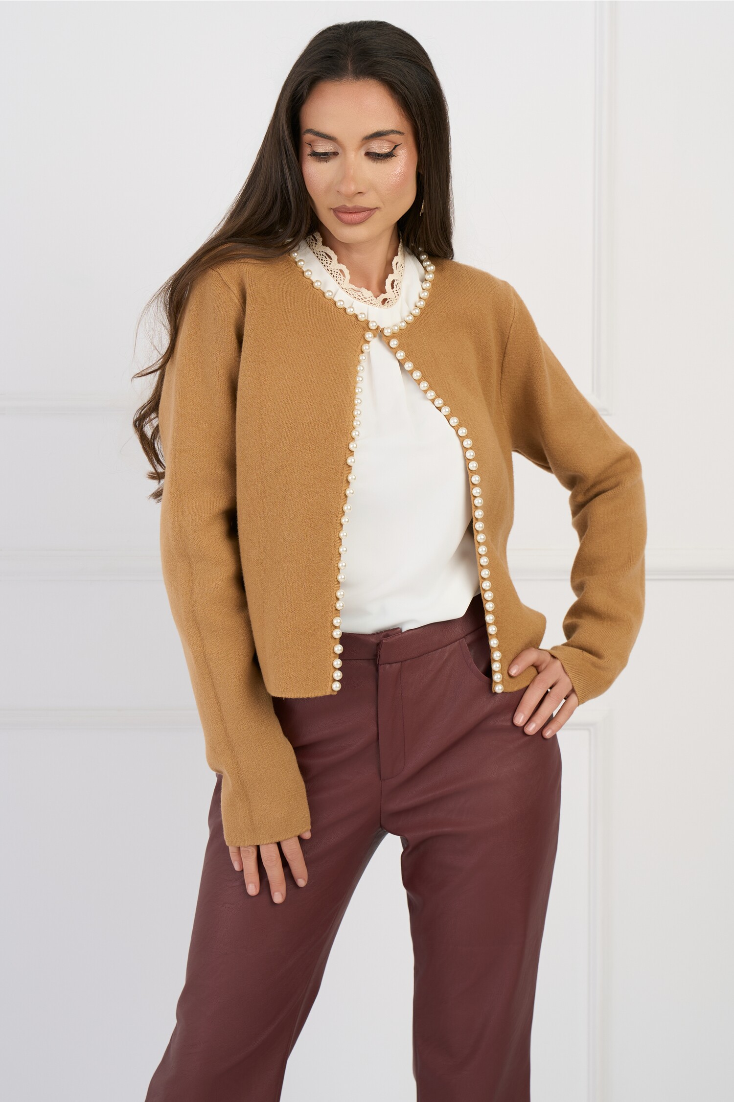 cardigan-scurt-din-tricot-bej-accesorizat-cu-perle-1339136-1085444-4