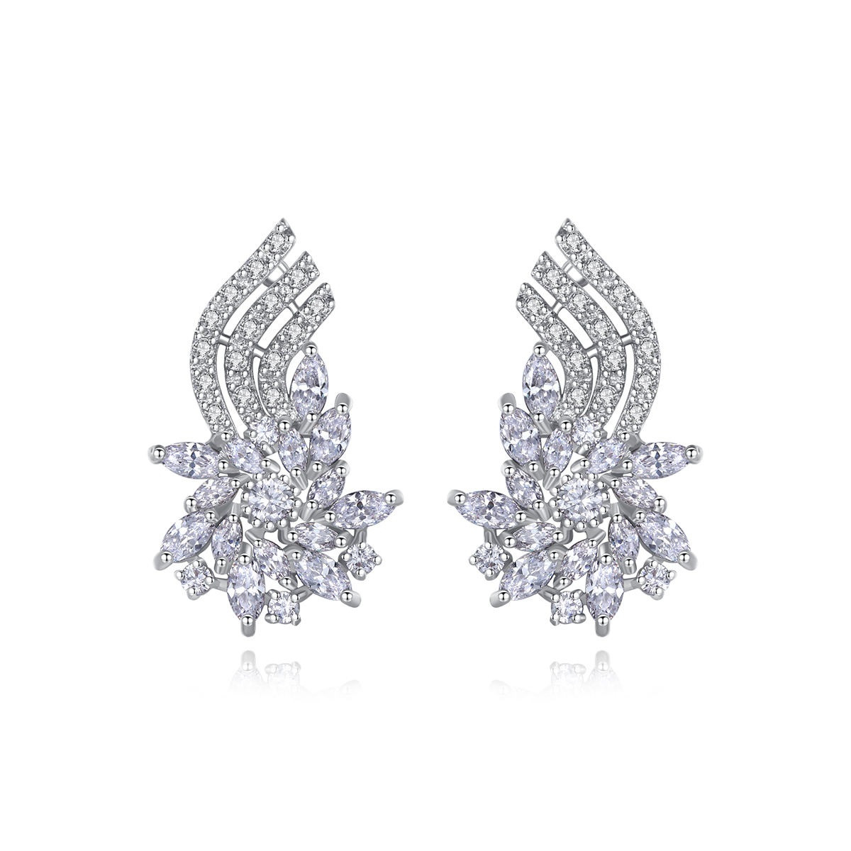 cercei-in-forma-de-floare-cu-cristale-albe-floris8387112