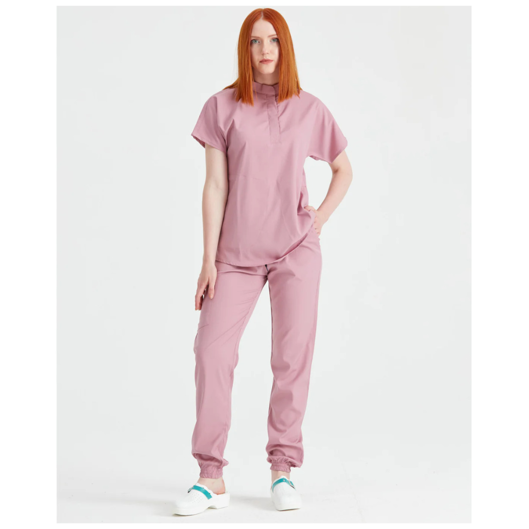 costum-medical-roz-pudra-unisex-model-activity
