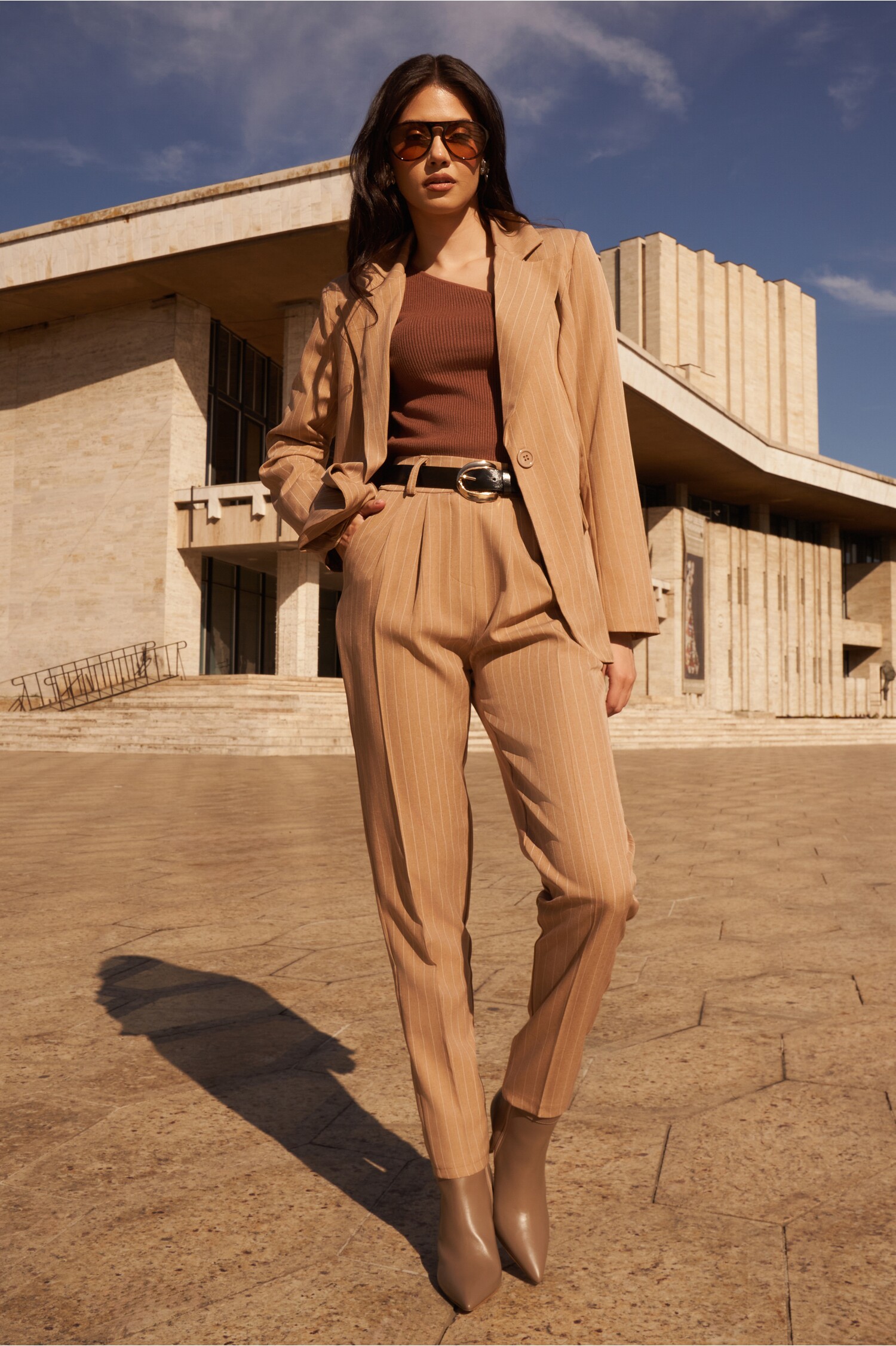 pantaloni-delia-bej-cu-dungi-si-curea-neagra-1330244-1078787-4