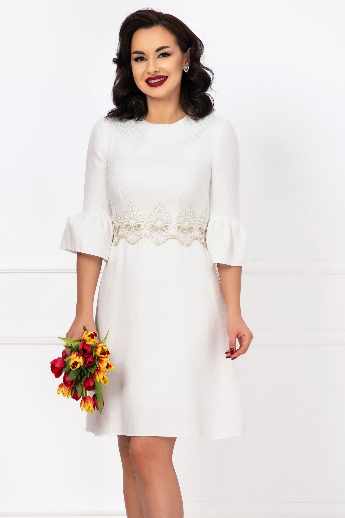 rochie-de-cununie-delicata-effect-cu-maneci-clopot-si-broderie-aurie_74074