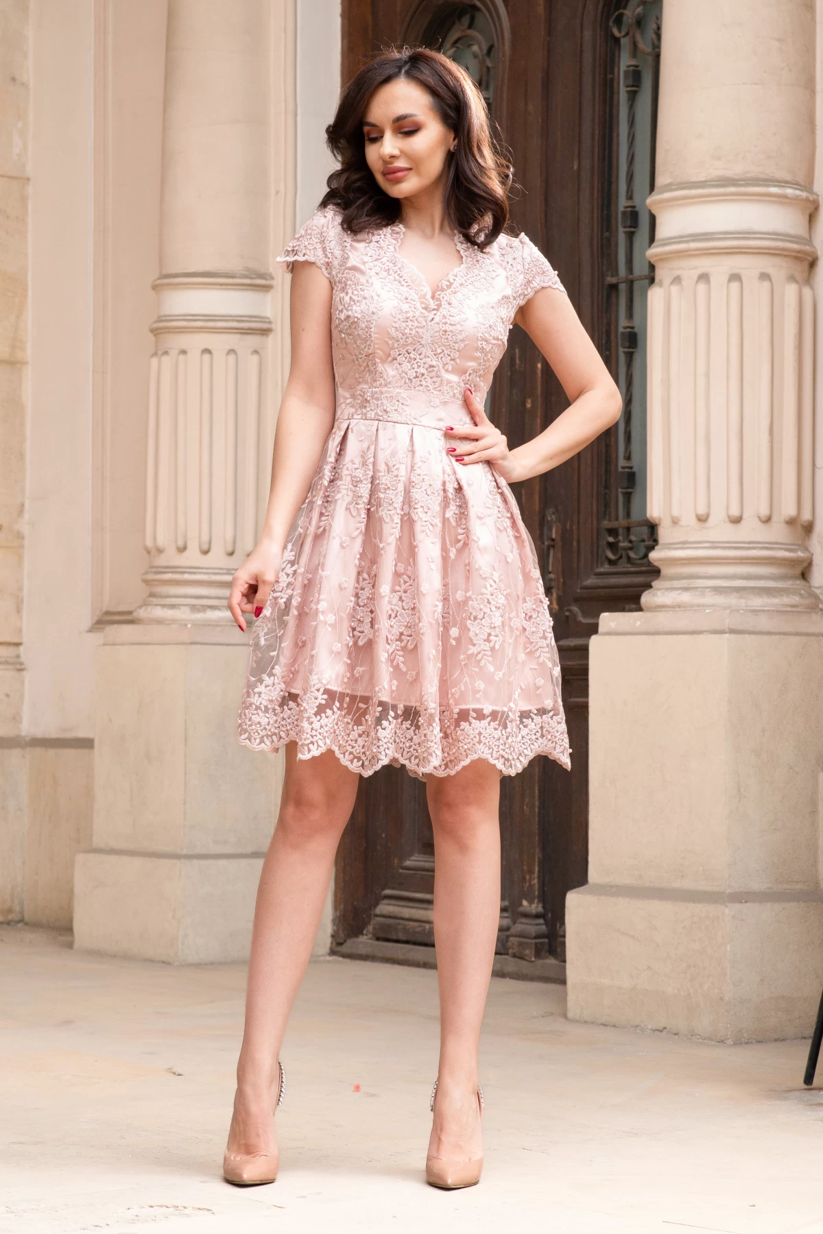 rochie-de-ocazie-scurta-roz-in-clos-odessa-cu-broderie-florala_84182