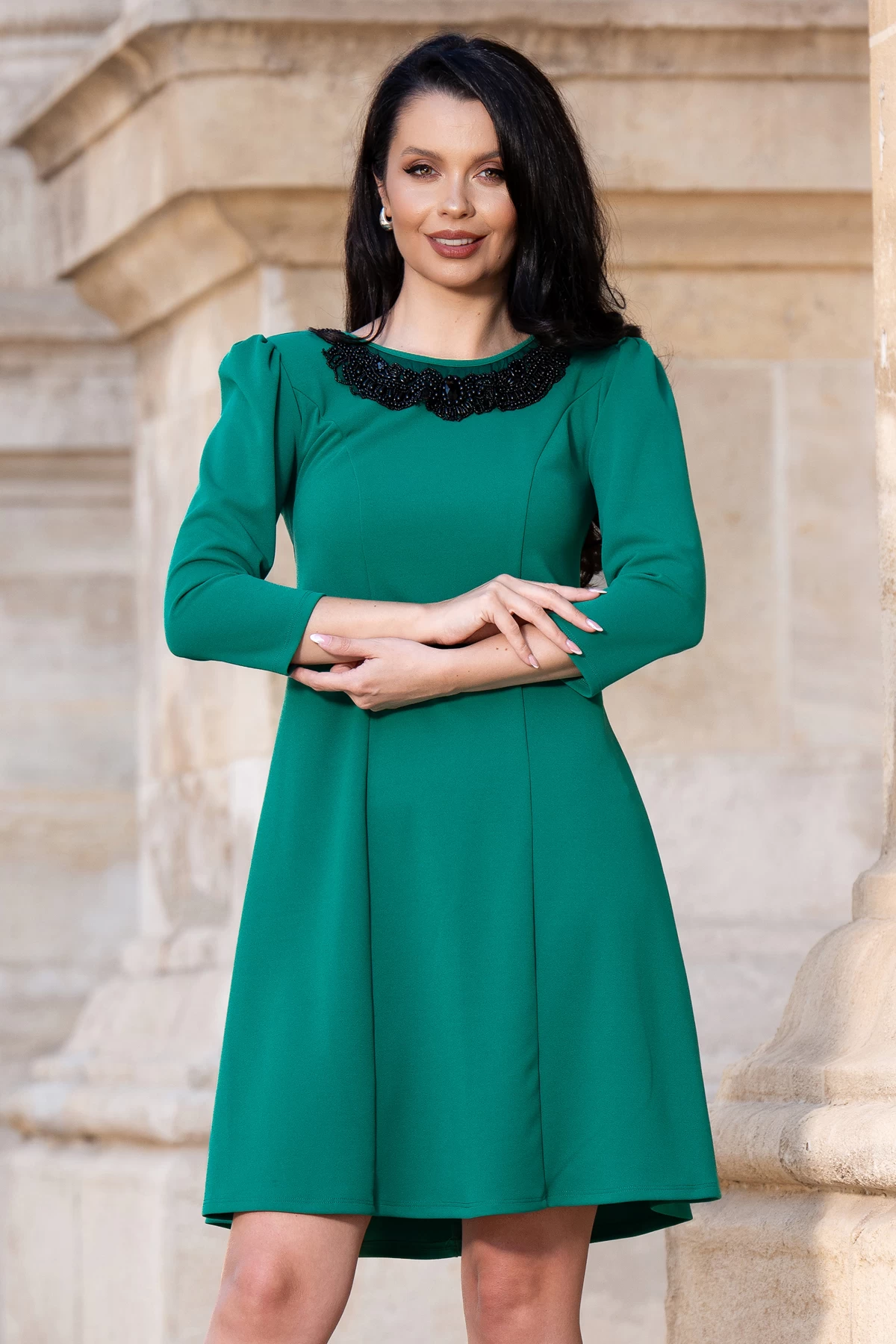 rochie-de-ocazie-verde-evazata-cu-colier-din-margele-negre_86168