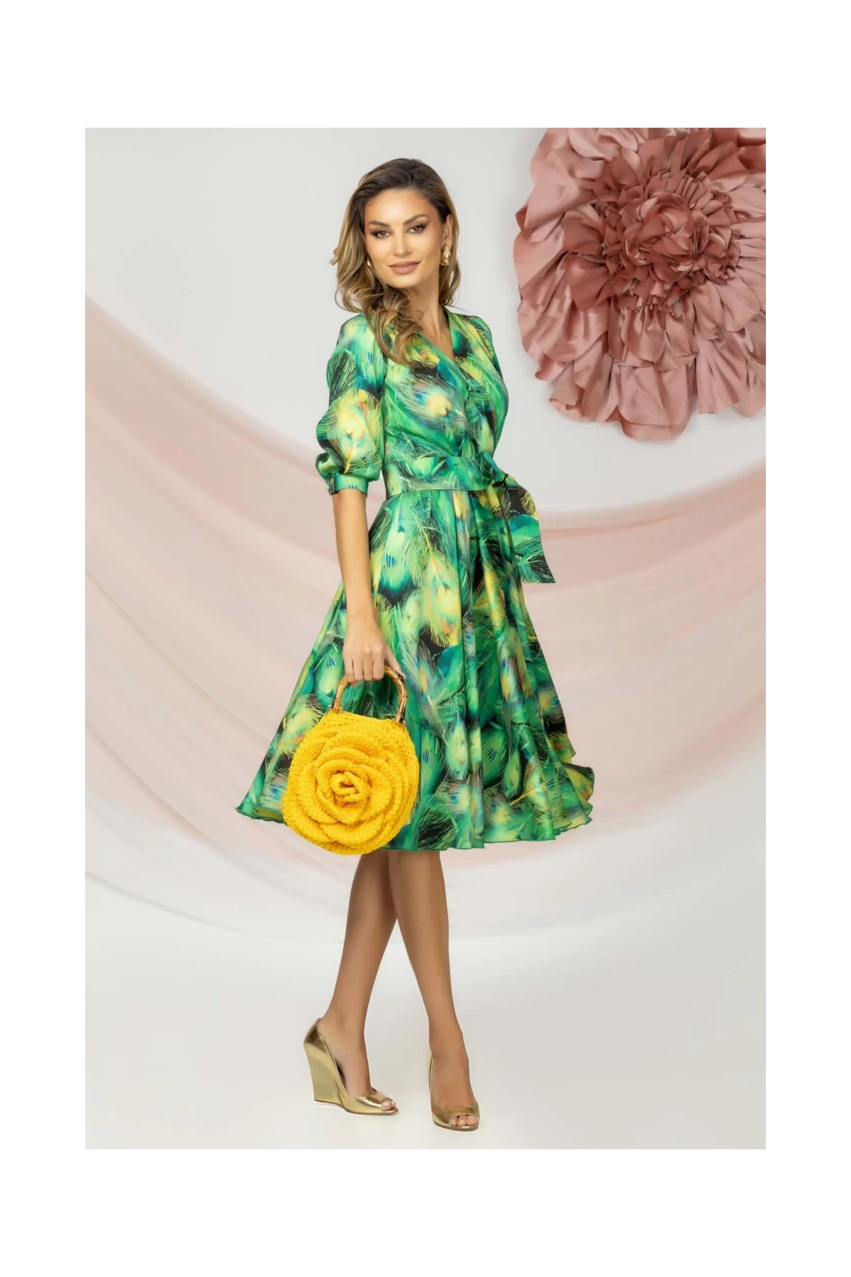 rochie-de-zi-eleganta-in-clos-verde-cu-imprimeu-pene-de-paun_85107