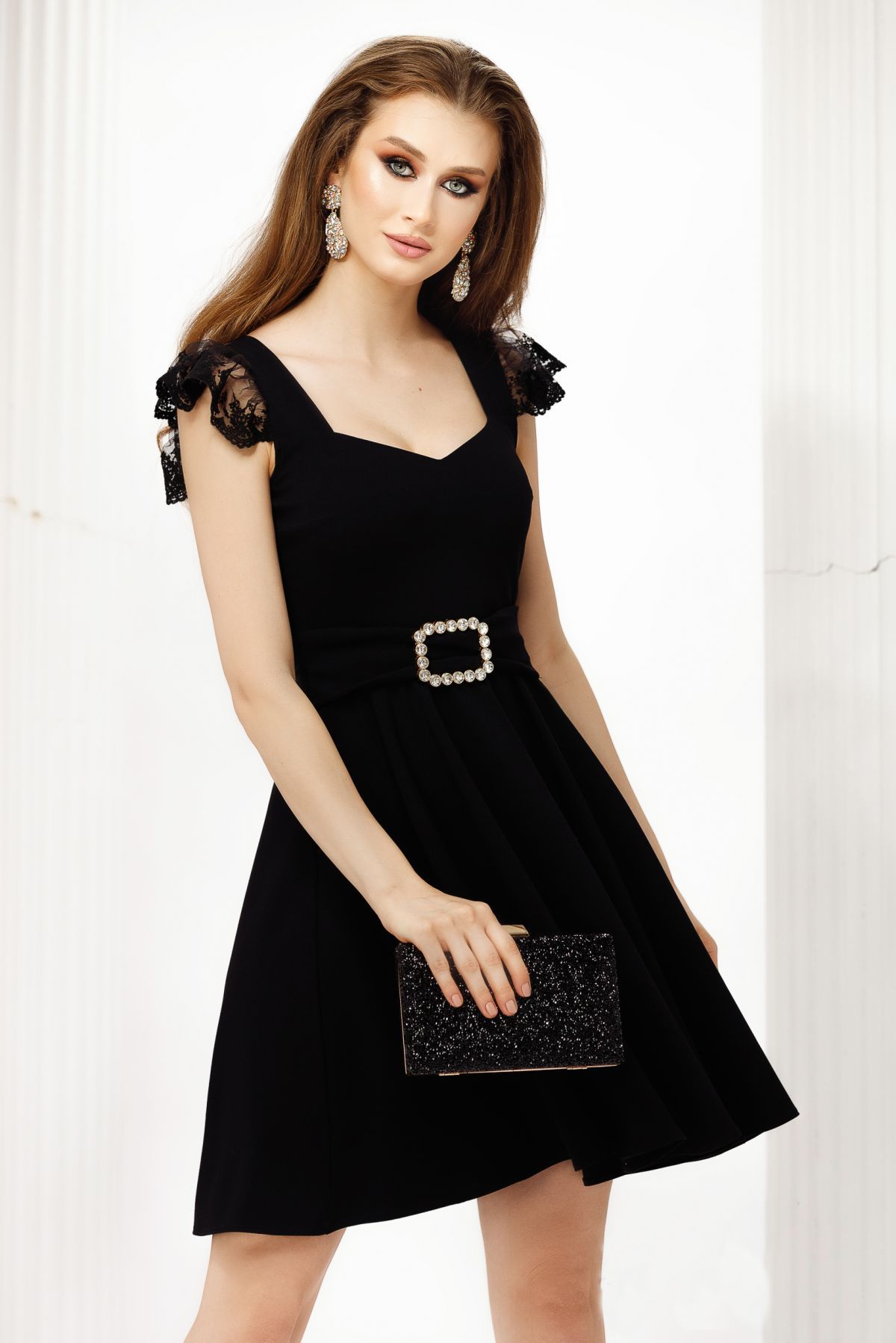 rochie-eleganta-fofy-neagra-in-clos-cu-volanase-din-dantela-la-umeri_73805