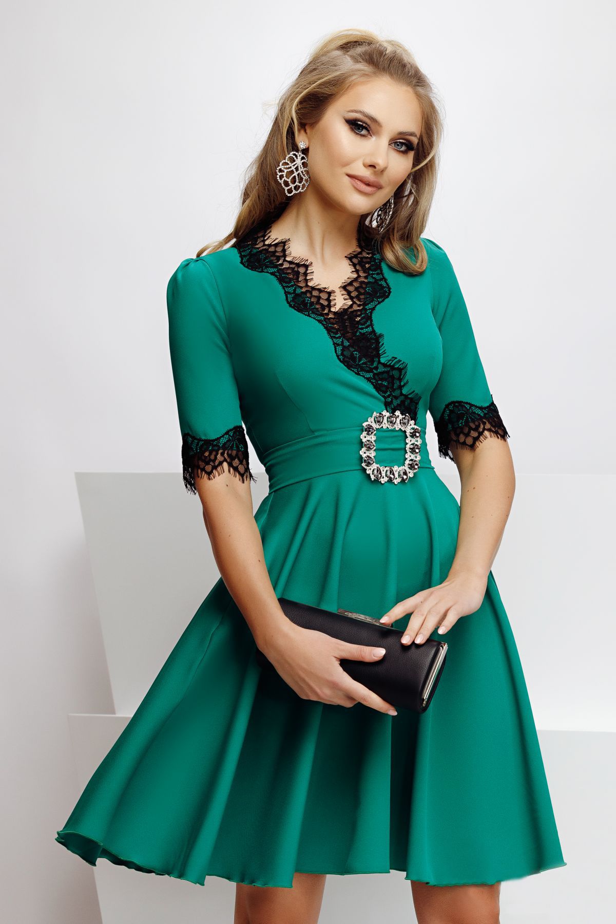 rochie-eleganta-fofy-verde-in-clos-cu-dantela-neagra-aplicata_72600