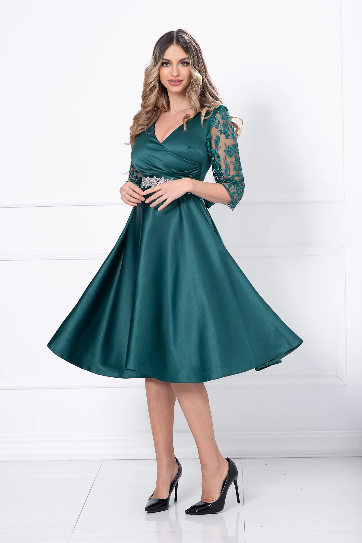 rochie-eleganta-midi-in-clos-verde-cu-maneci-din-tulle-brodat_87031