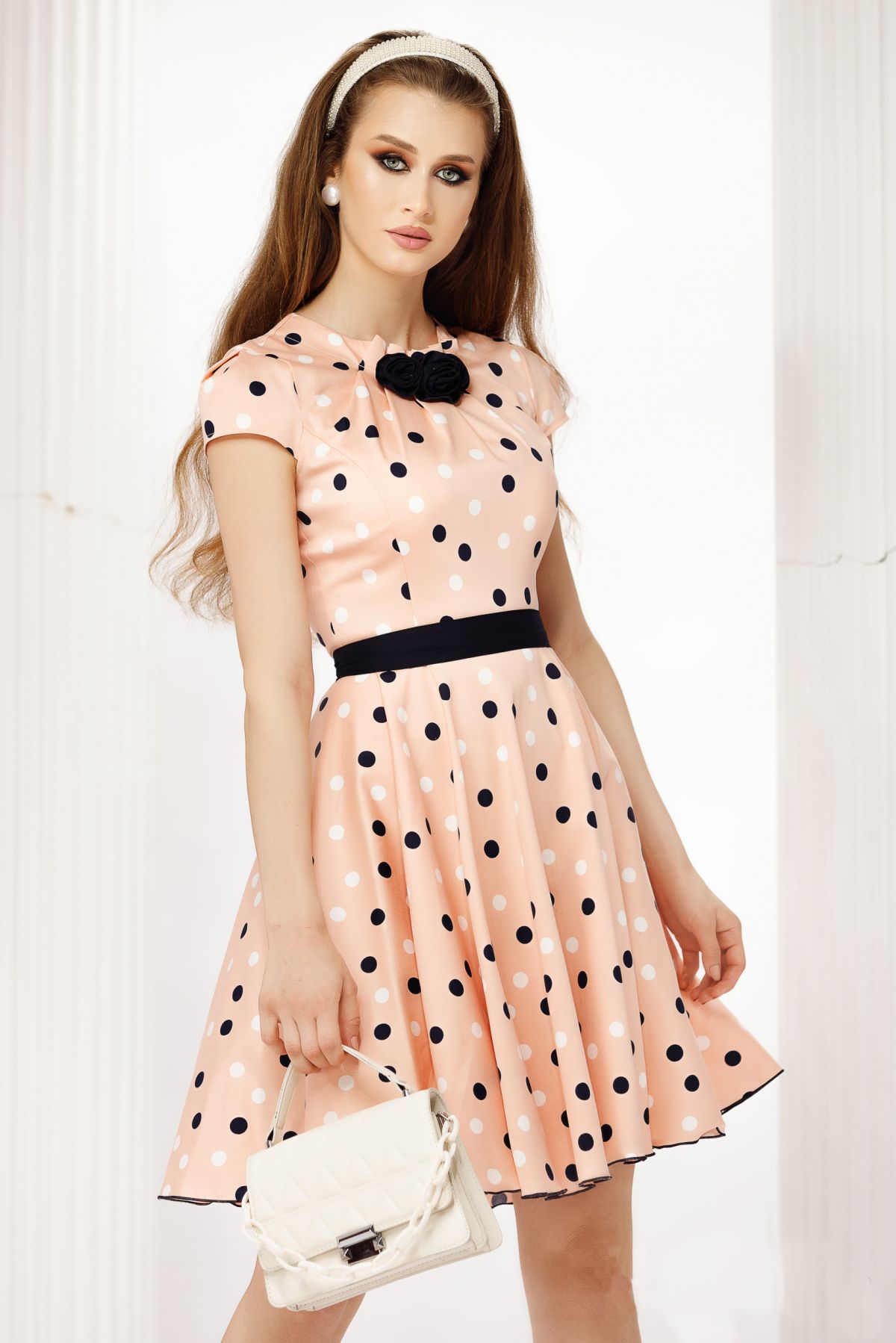 rochie-fofy-de-vara-peach-in-clos-cu-trandafiri-decorativi-si-buline_73835