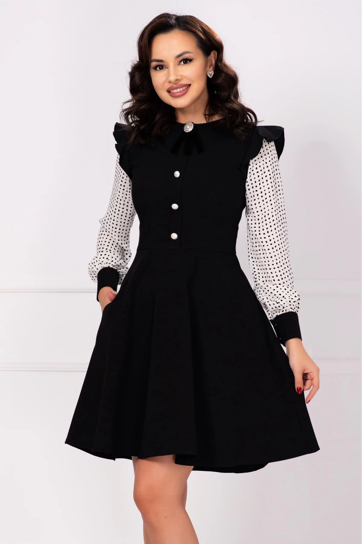 rochie-inpuff-neagra-in-clos-cu-volane-la-umeri-si-print-picatele-pe-maneci_79566