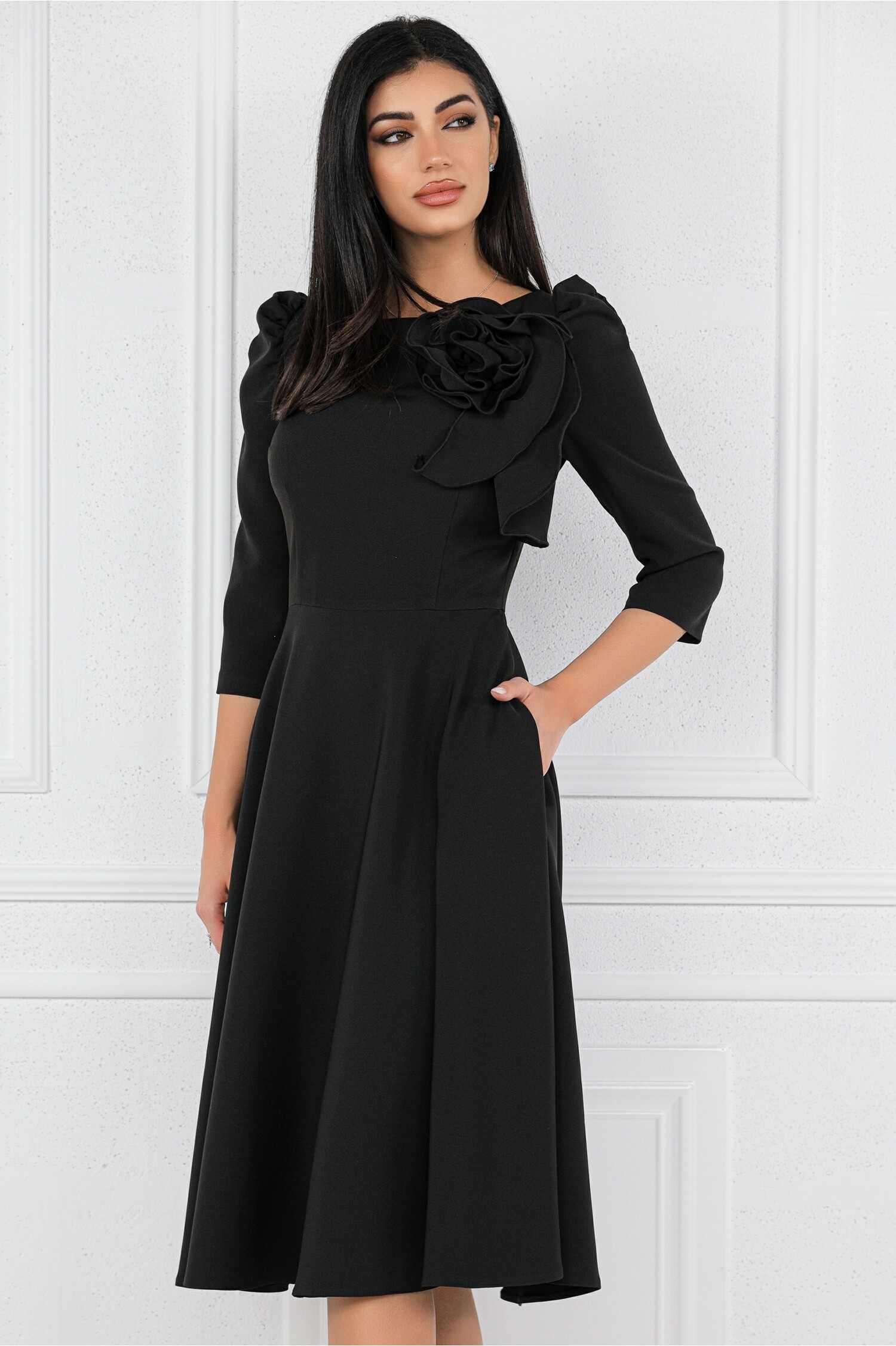 rochie-mbg-neagra-cu-floare-maxi-pe-bust-1332998-1076510-4