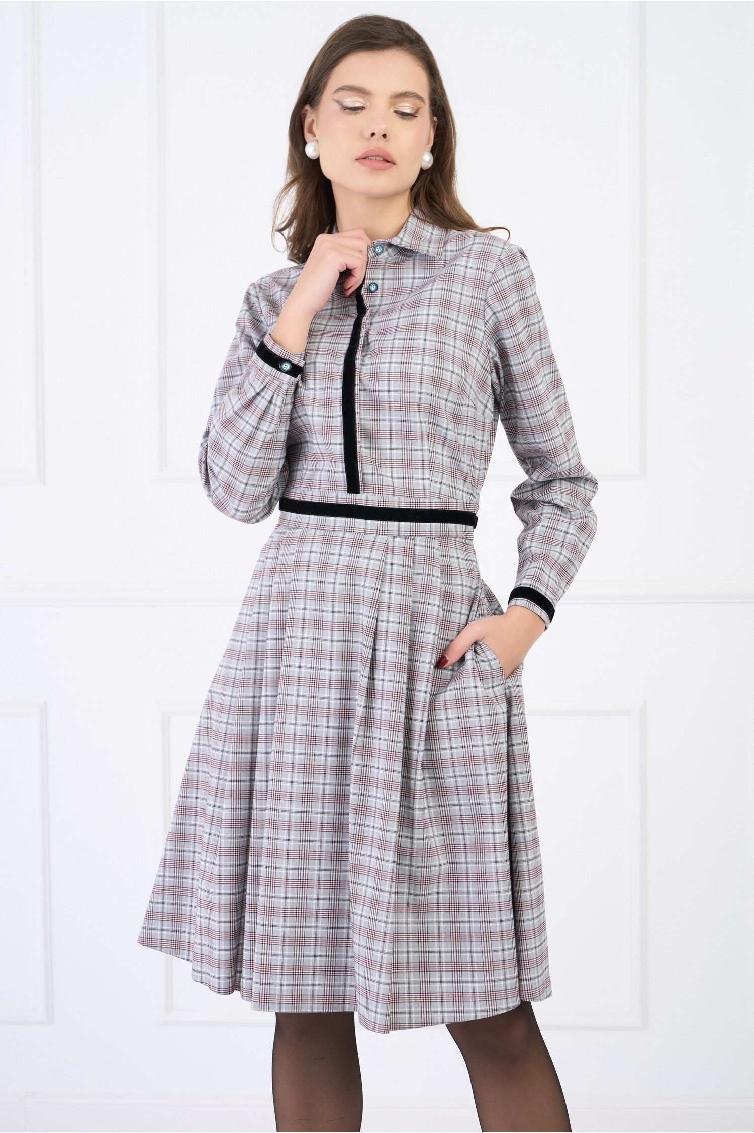 rochie-office-din-stofa-gri-cu-carouri-si-benzi-delicate-din-catifea-1334258-1079426-4