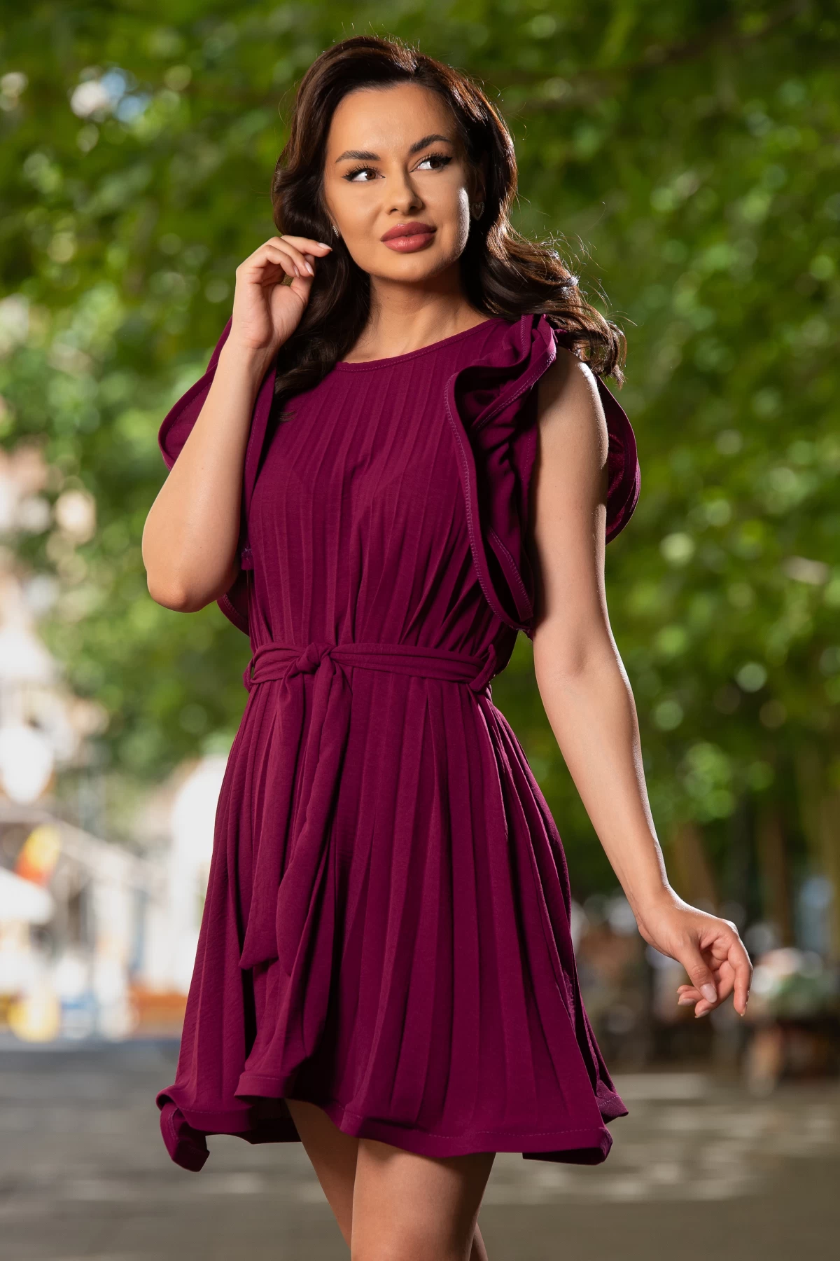 rochie-scurta-plisata-cu-cordon-in-talie-si-volane-la-umeri_84980