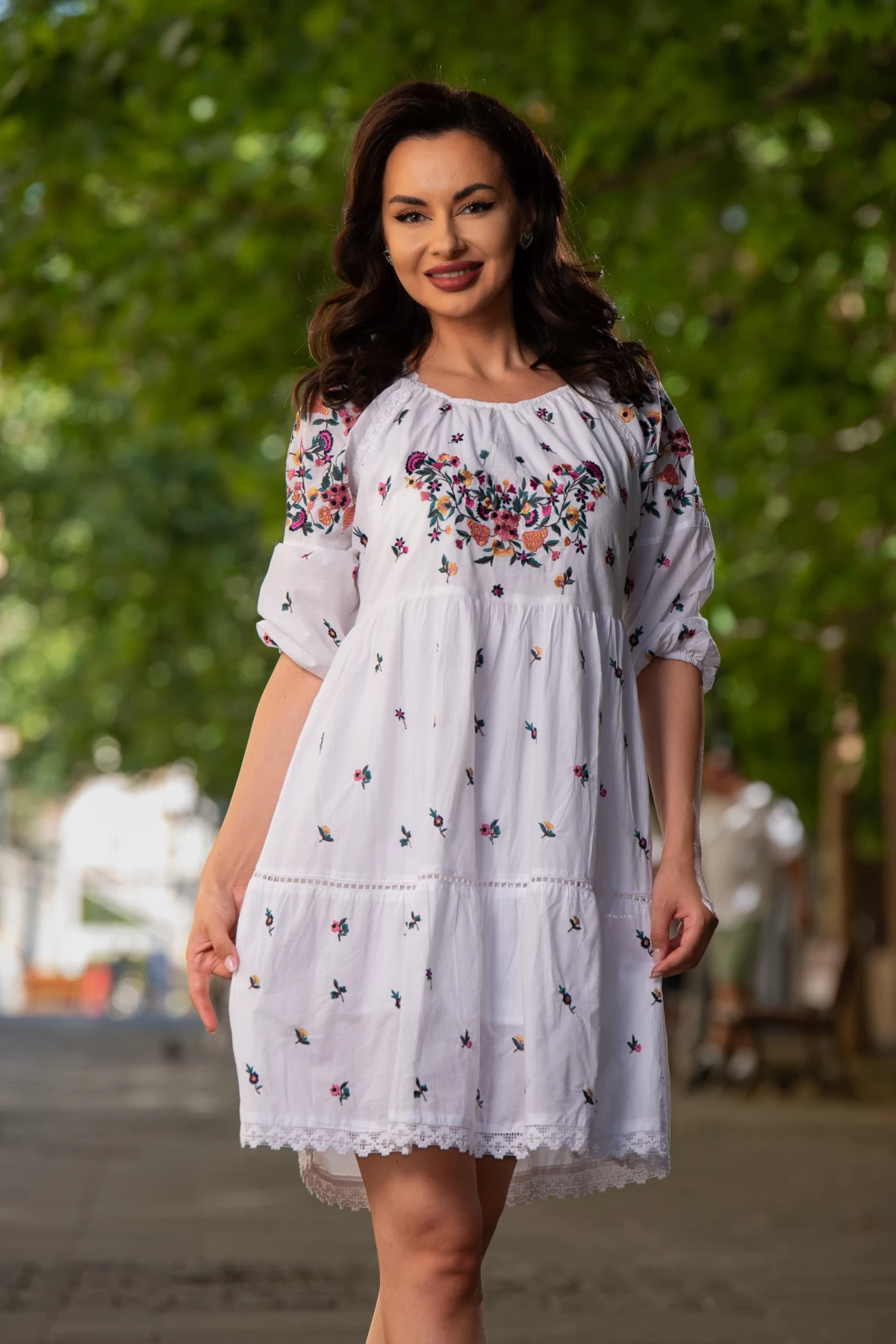 rochie-traditionala-alba-din-bumbac-flavia-in-clos-cu-flori-multicolore-brodate_85049