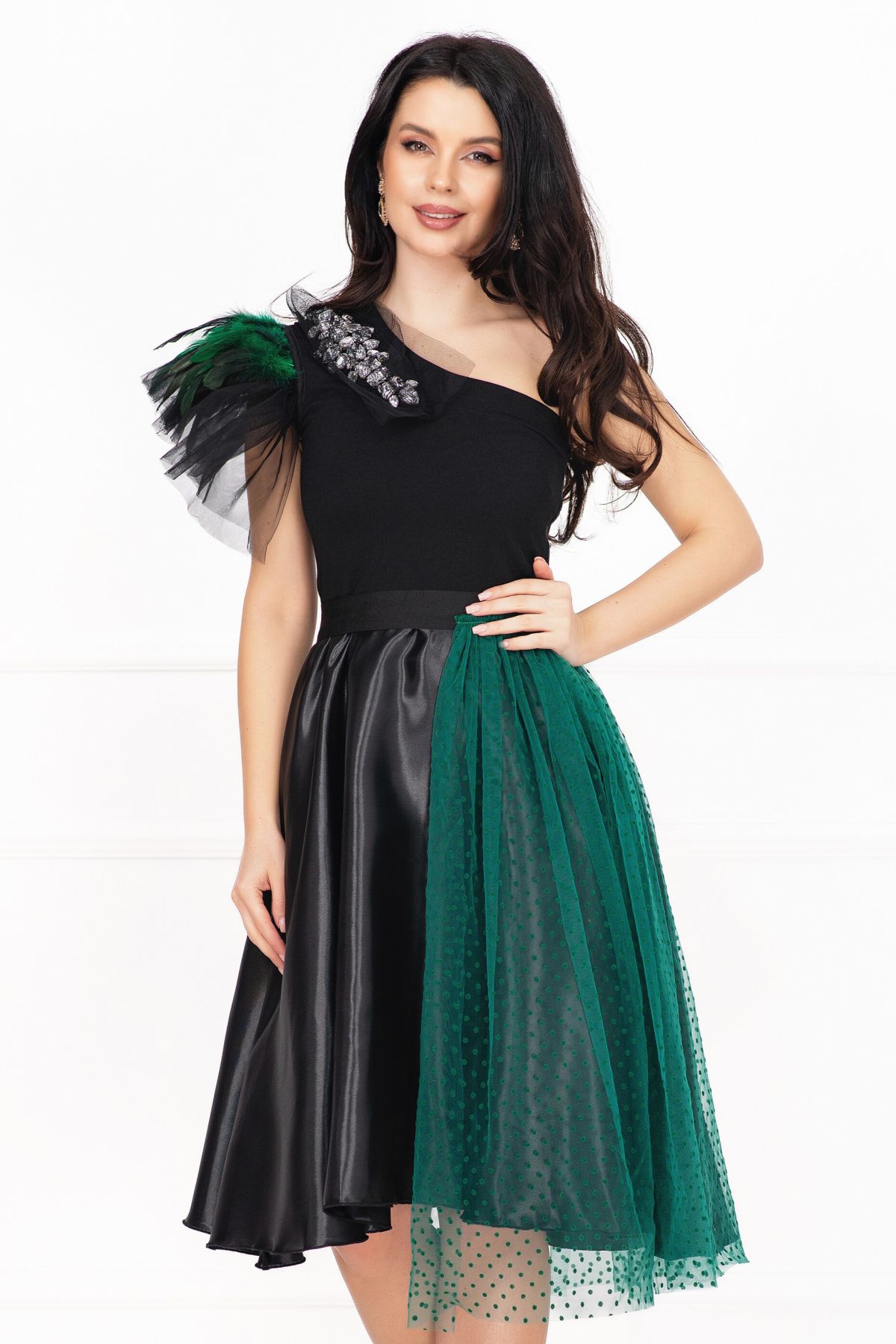 rochie-venezia-neagra-cu-mini-trena-din-tulle-accesorizata-cu-strassuri-si-pene_74568