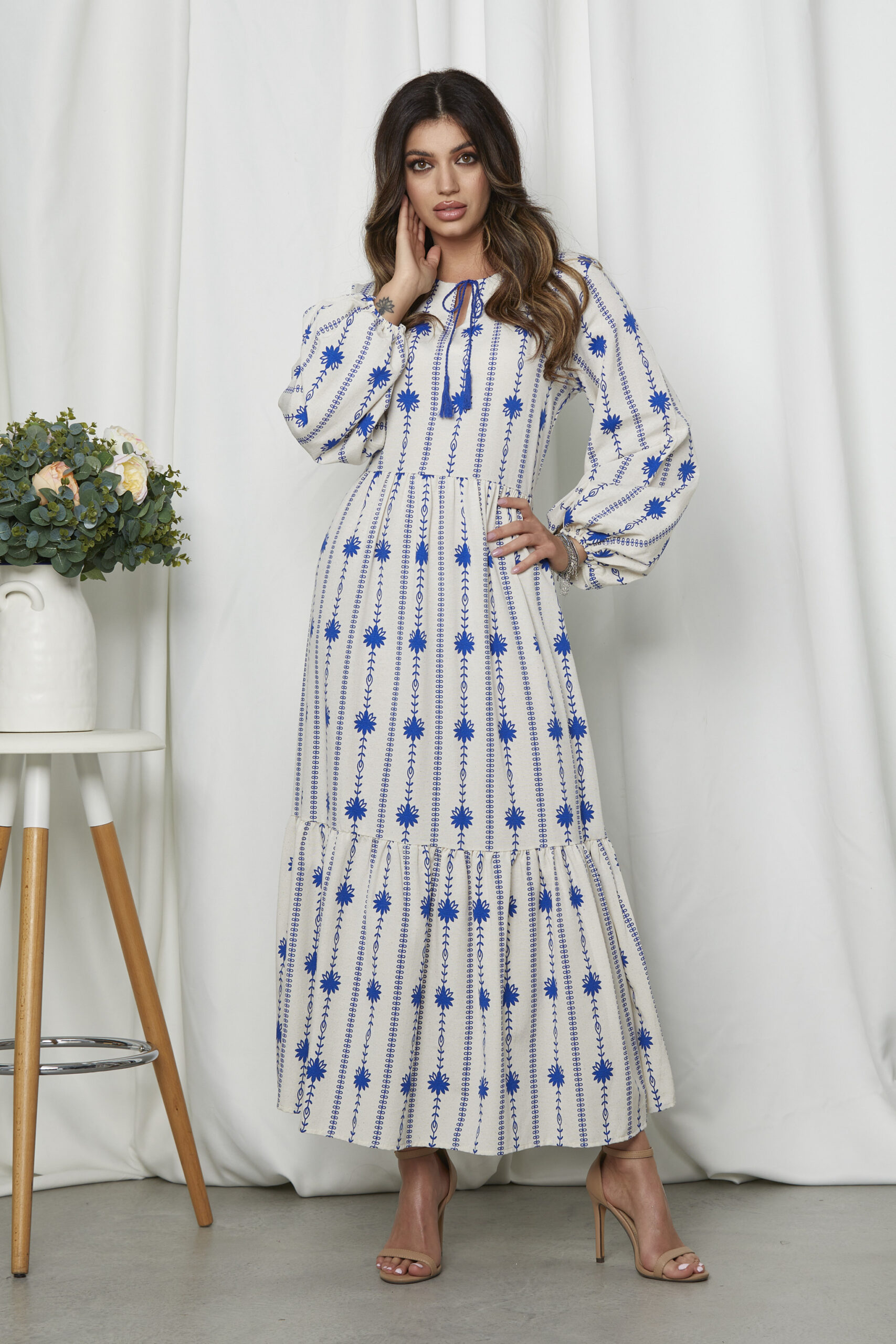 rochie_lunga_casual_alba_cu_broderie_albastra_3_
