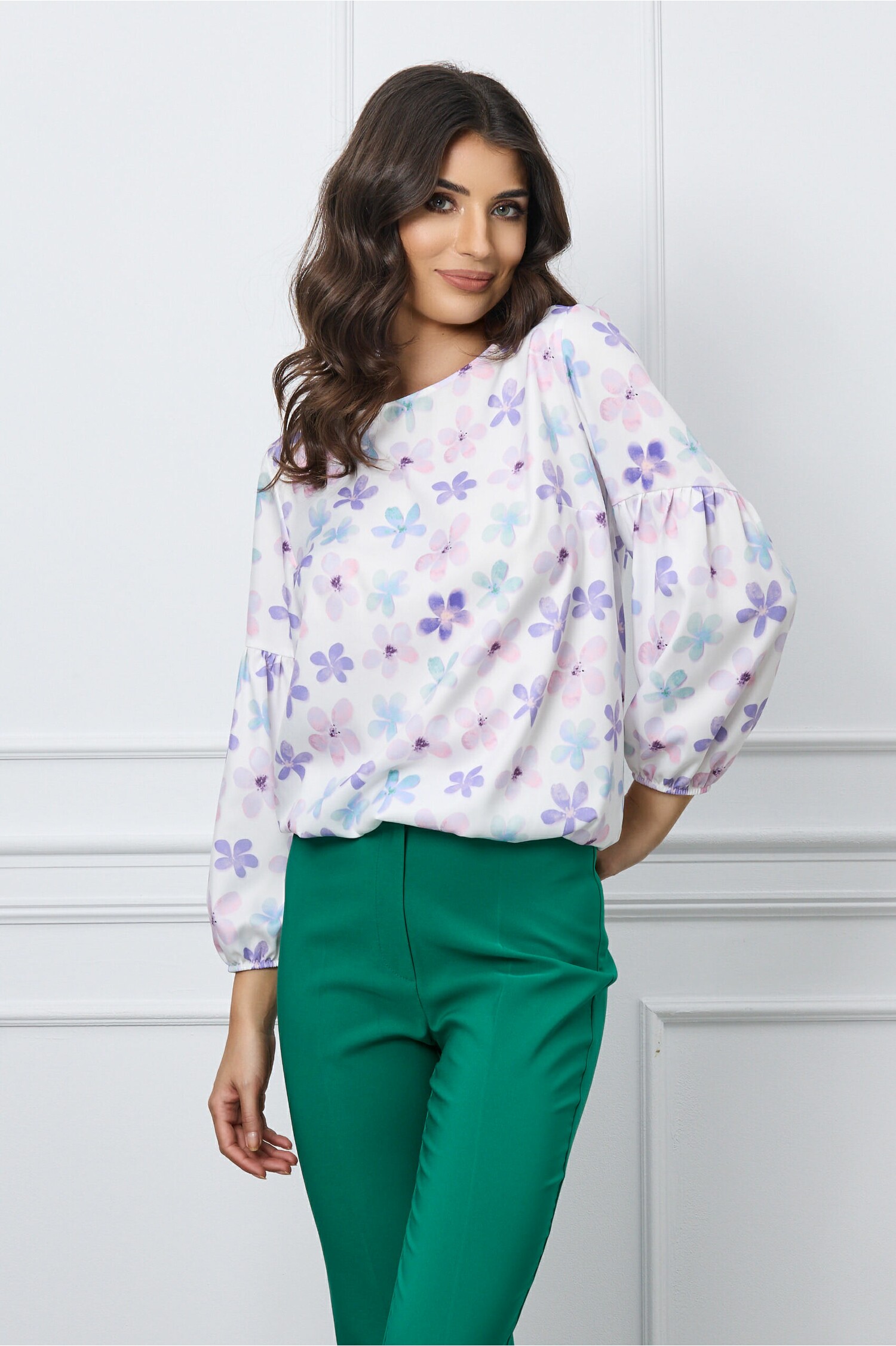 bluza-aria-alba-cu-imprimeuri-florale-lila-1268086-1030228-4
