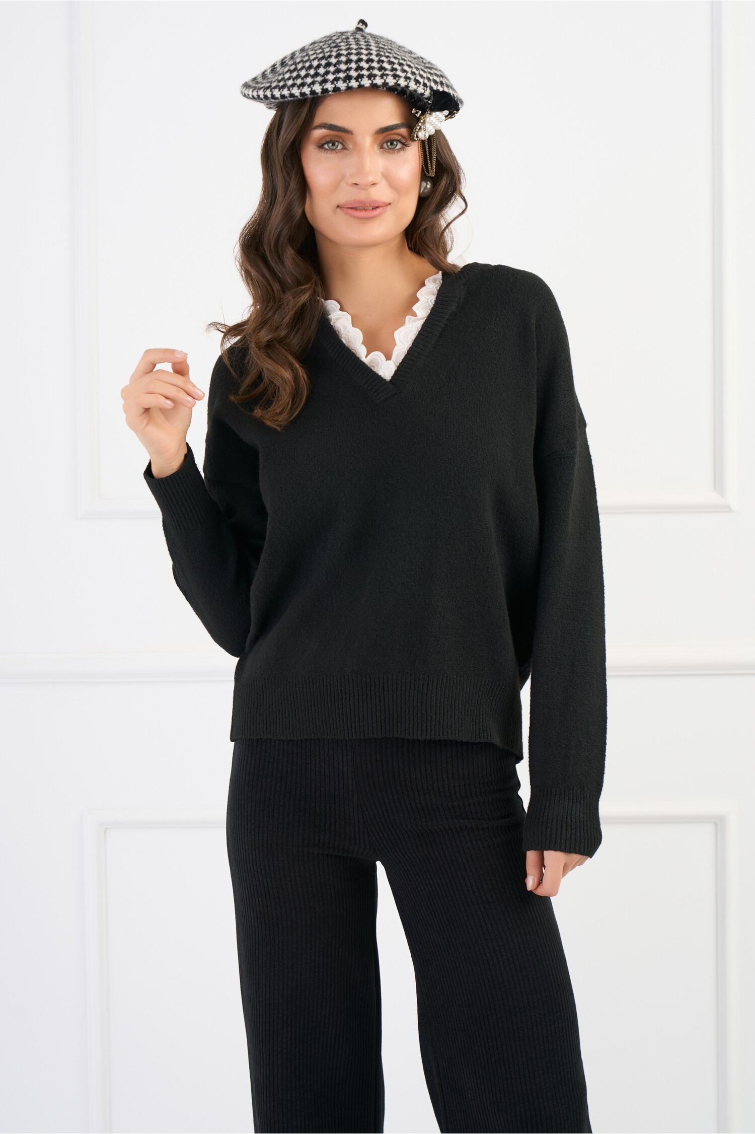 bluza-din-tricot-neagra-cu-guler-din-dantela-1343078-1087811-4