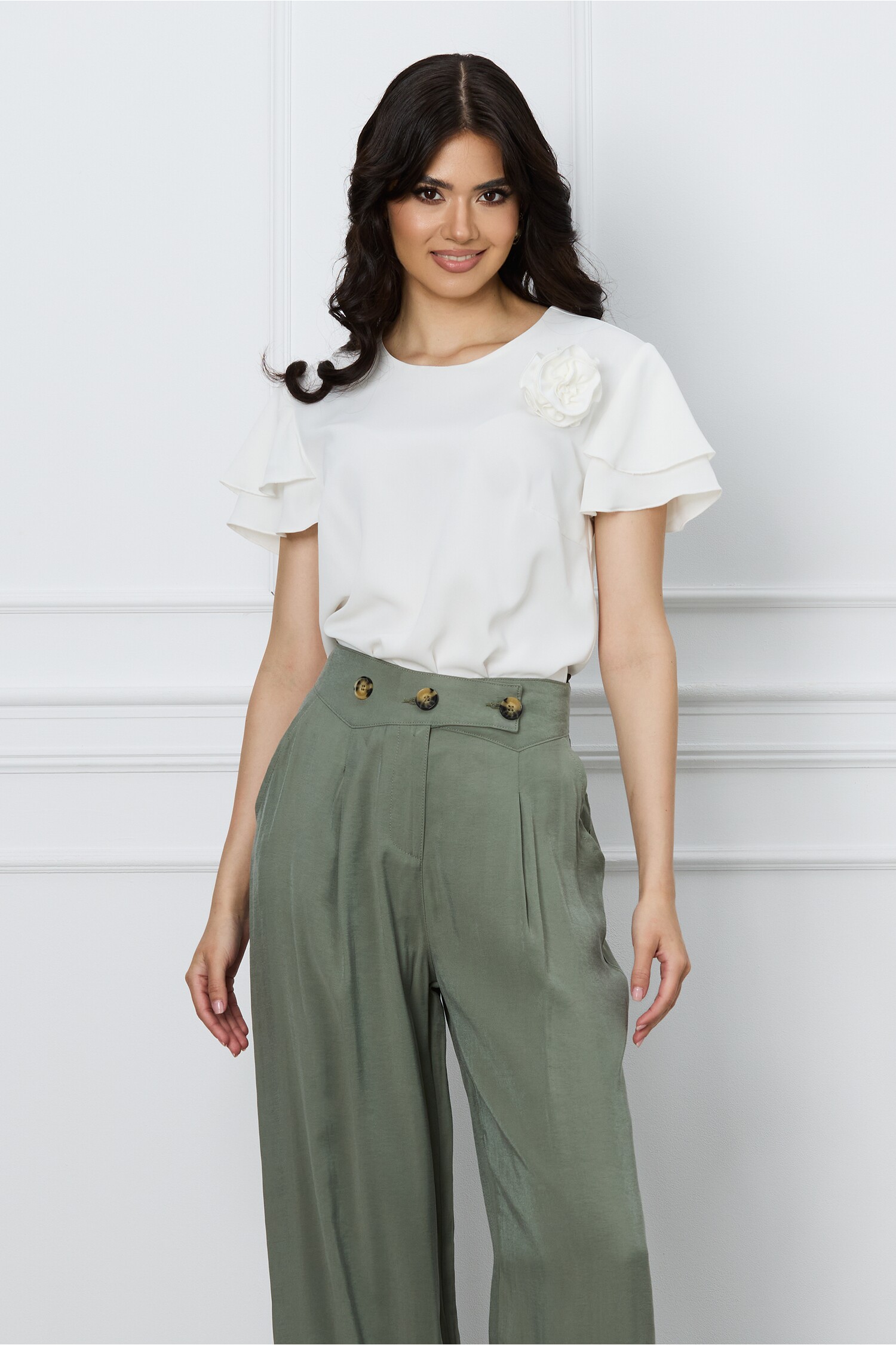 bluza-dy-fashion-alba-cu-trandafir-si-volane-la-maneci-1300220-1052774-4