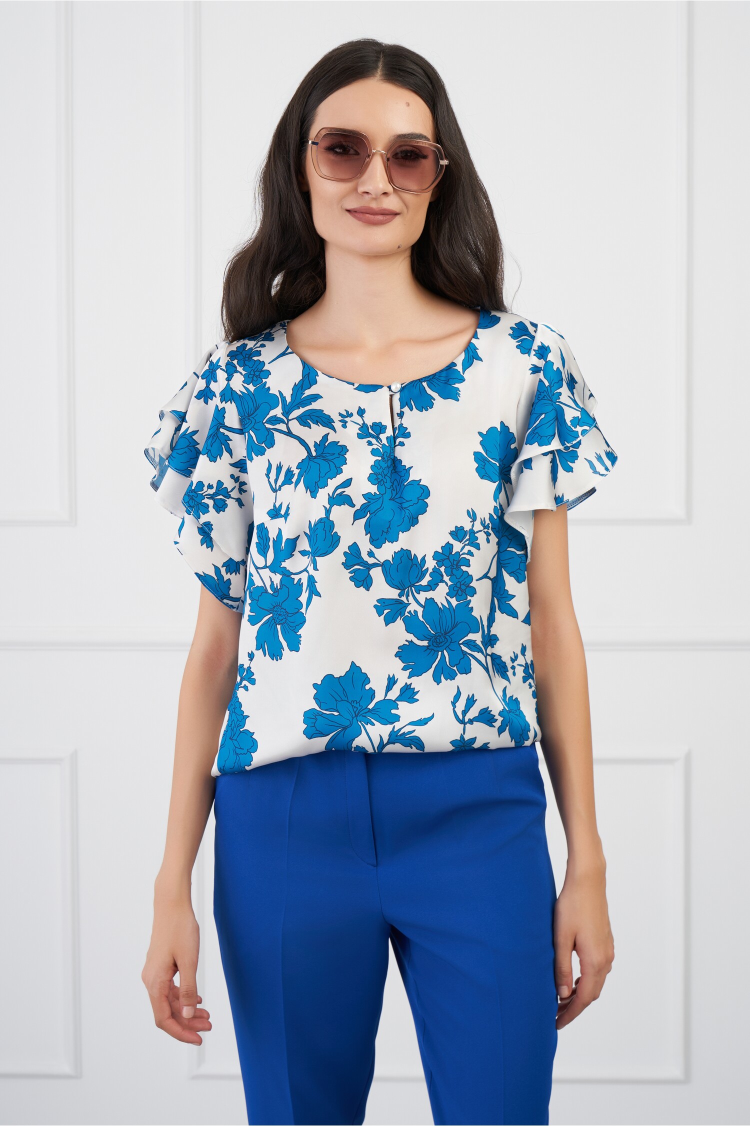 bluza-dy-fashion-alba-imprimeu-floral-albastru-si-volane-pe-maneci-1317530-1067006-4