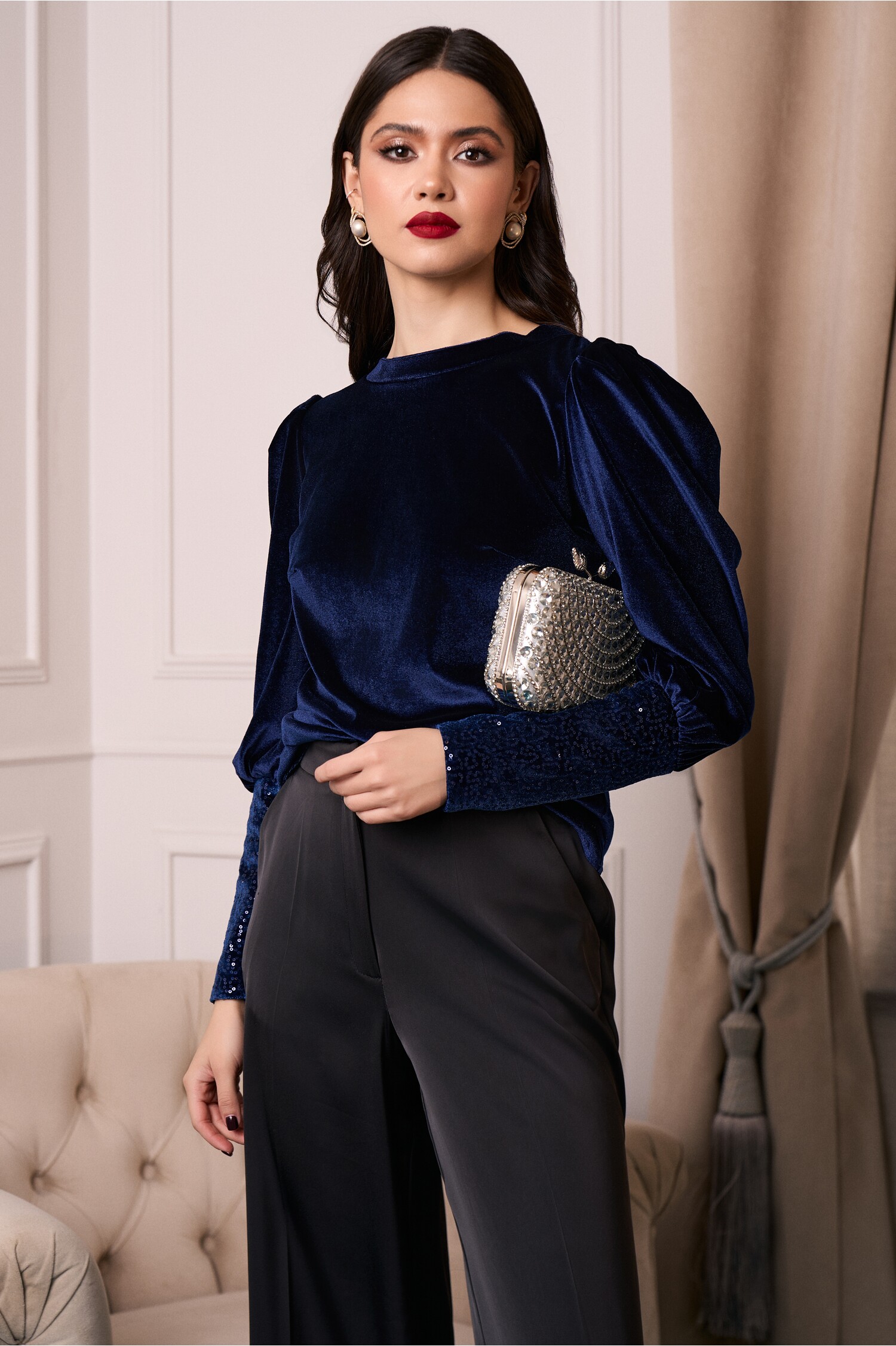 bluza-dy-fashion-eleganta-din-catifea-bleumarin-cu-mansete-din-paiete-1345724-1089371-4