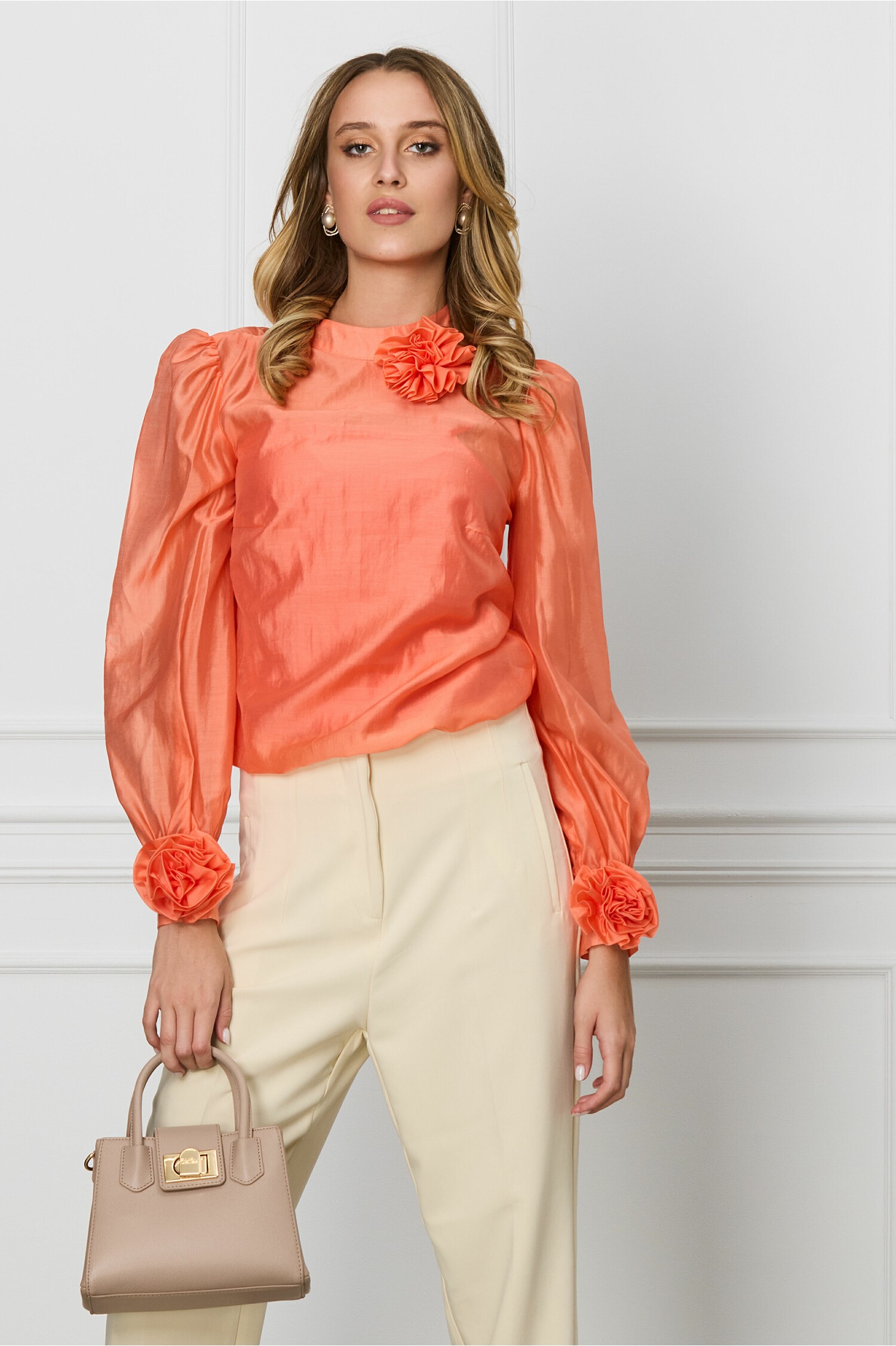bluza-dy-fashion-roz-somon-cu-trandafir-la-guler-si-maneci-1306091-1056302-4