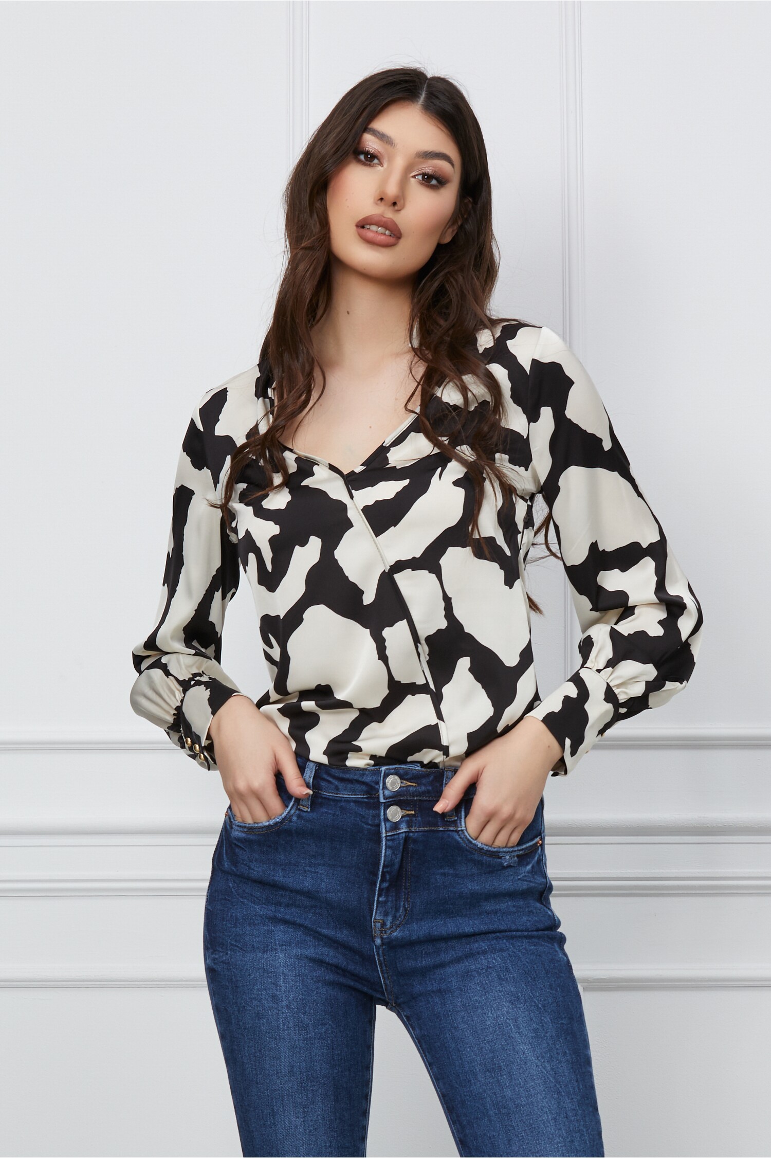 bluza-mbg-neagra-cu-imprimeuri-albe-1263142-1023244-4