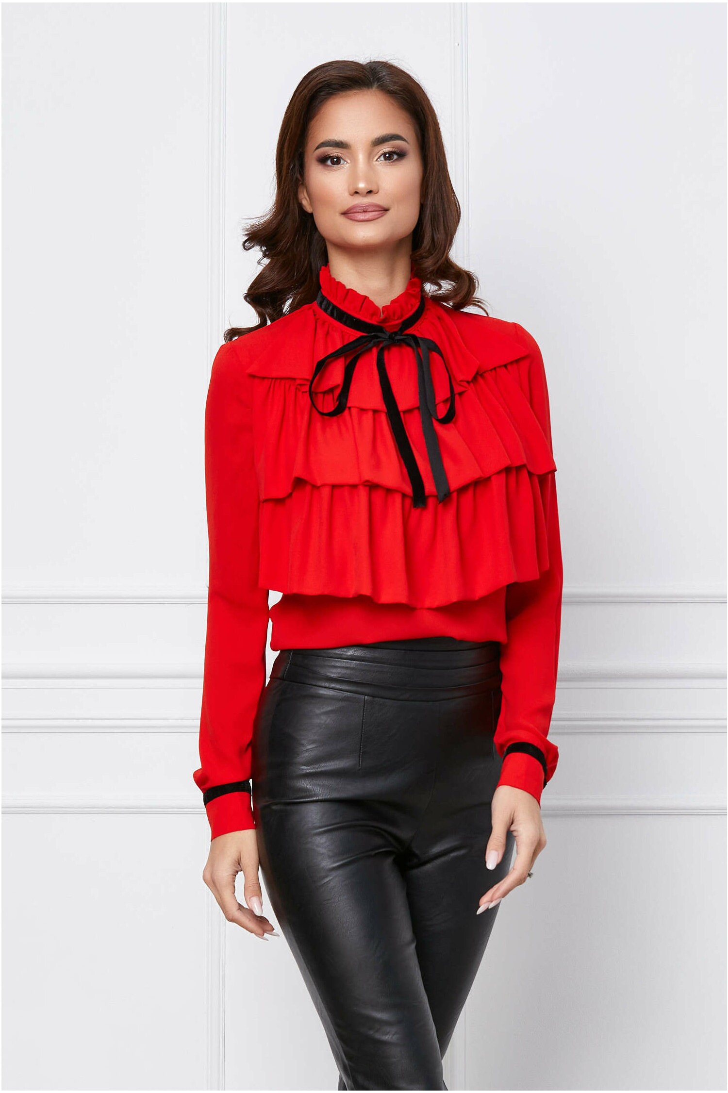 bluza-mbg-rosie-cu-volane-si-aplicatii-din-catifea-neagra-1255240-1016608-4