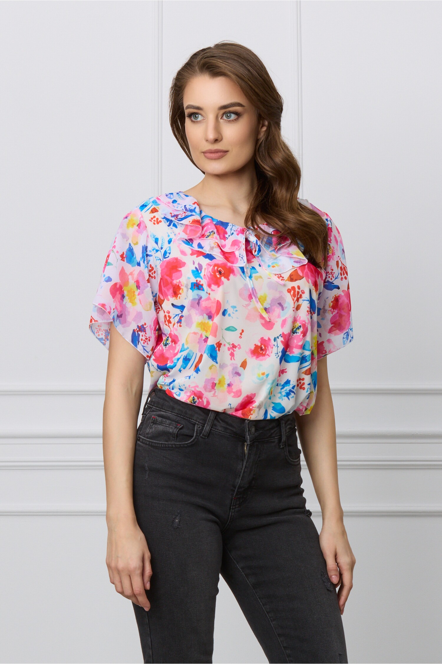 bluza-sorina-alba-cu-imprimeuri-florale-roz-si-albastre-1277809-1033006-4