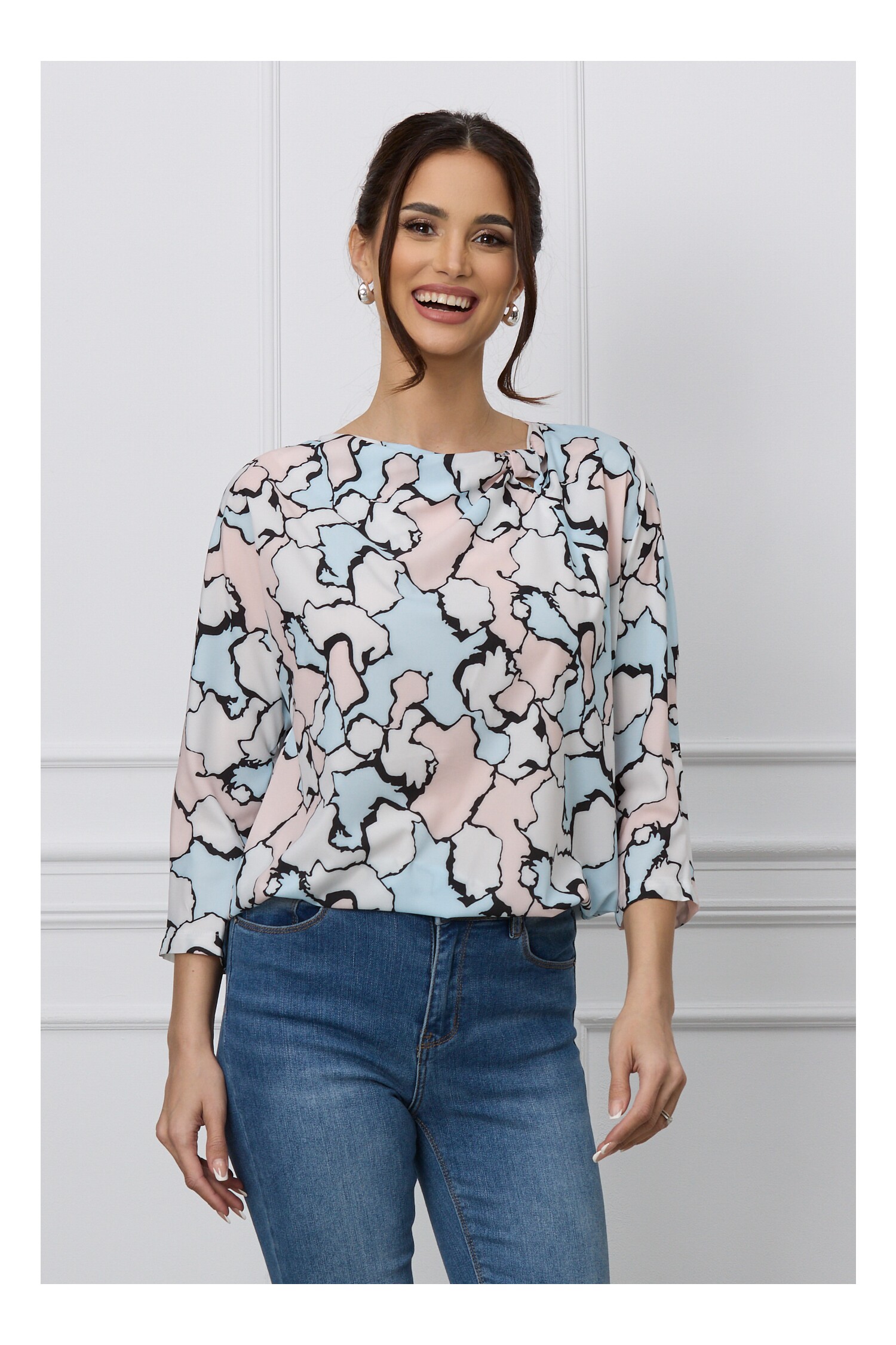 bluza-zora-alba-cu-imprimeuri-roz-bleu-si-aplicatie-tip-nod-la-decolteu-1277434-1033826-4