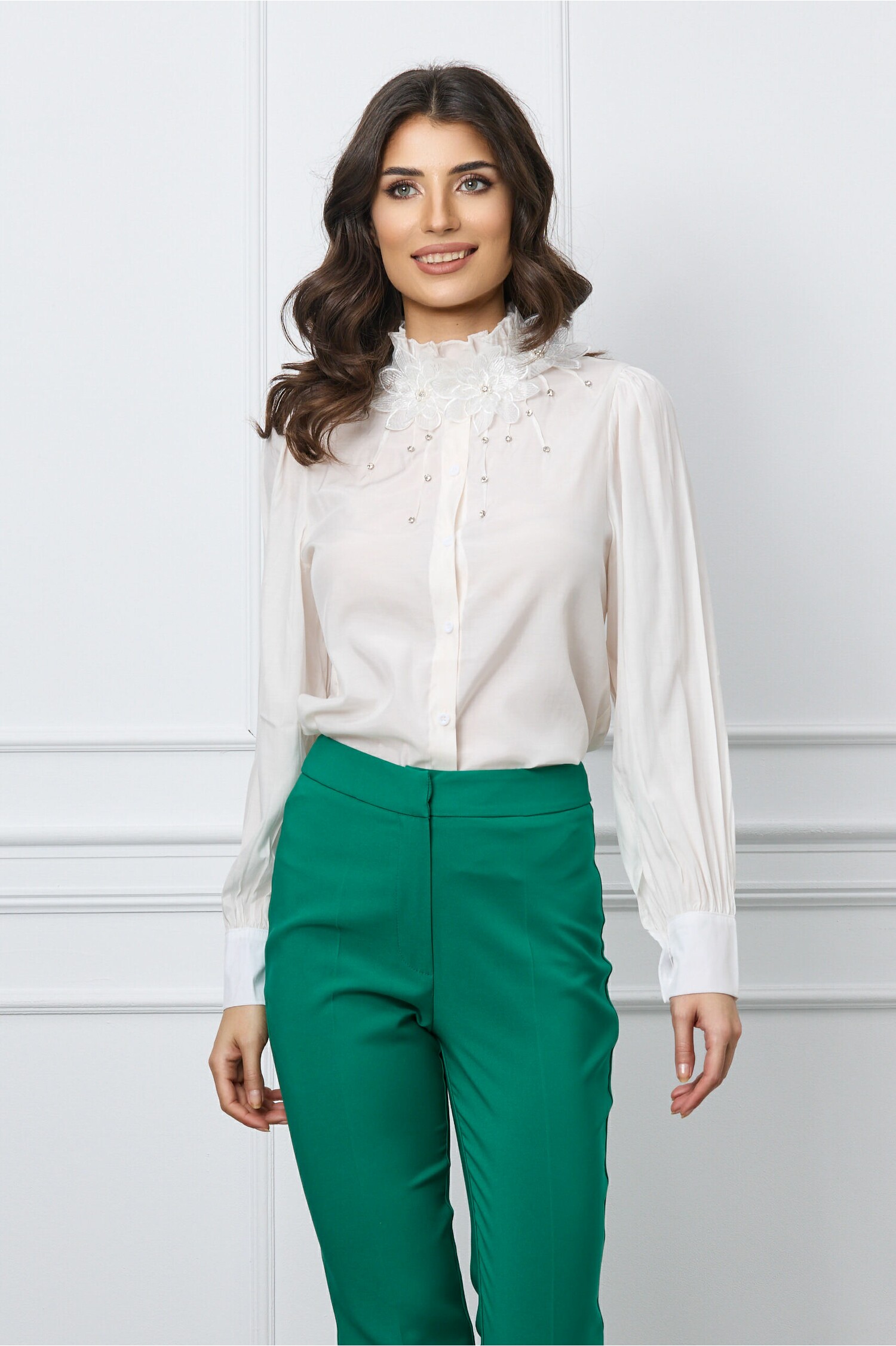 camasa-denisa-alba-cu-flori-la-guler-si-strasuri-pe-bust-1270807-1029184-4