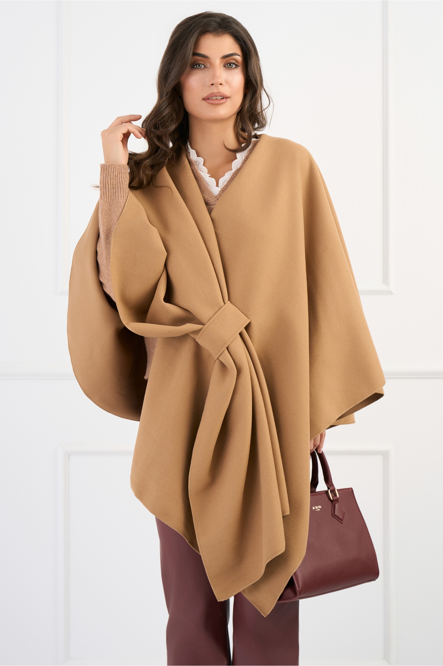 capa-din-stofa-bej-petrecuta-1341590-1087496-4