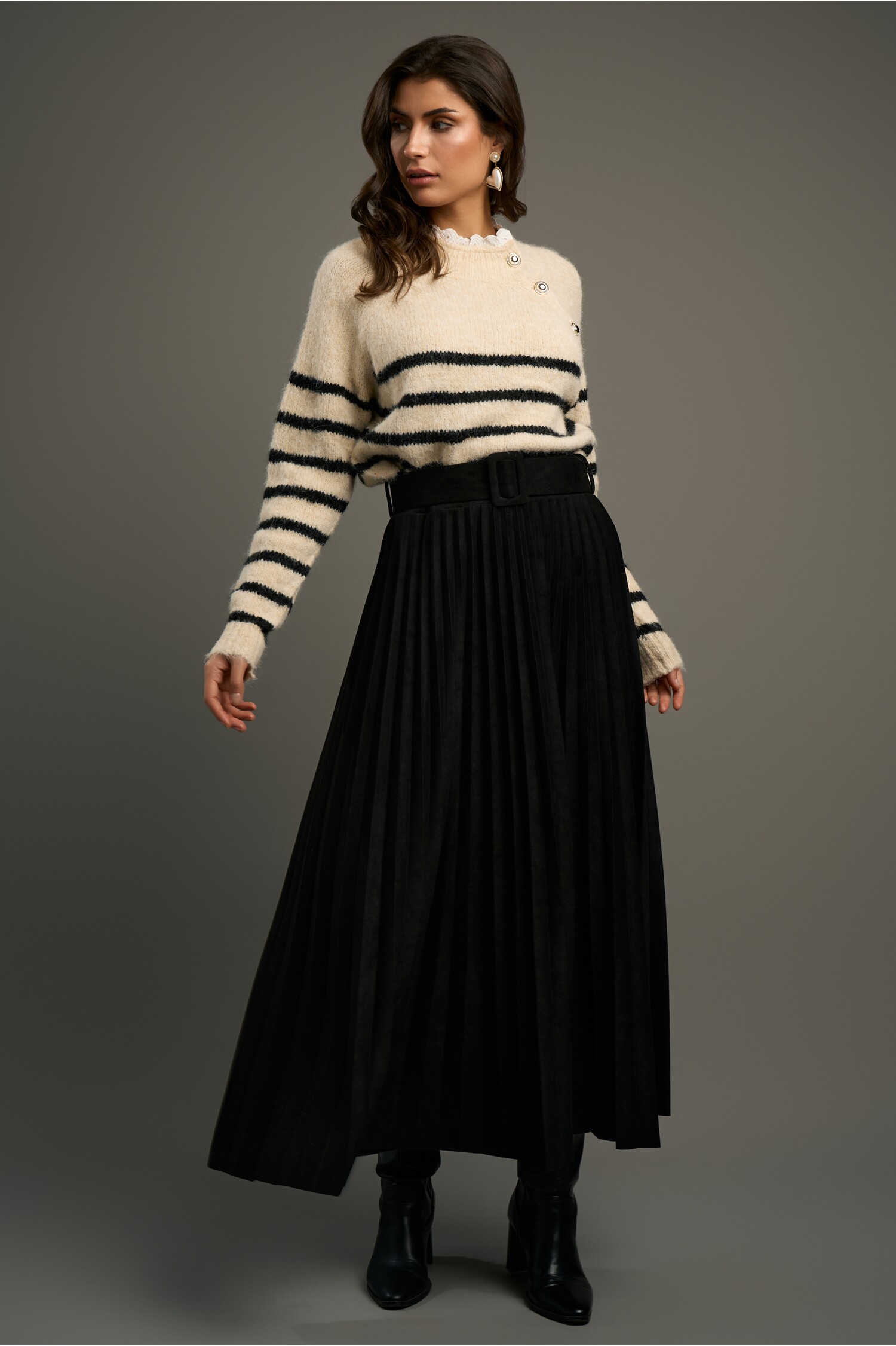 fusta-midi-din-stofa-catifelata-neagra-cu-pliuri-si-curea-in-talie-1341419-1087886-4