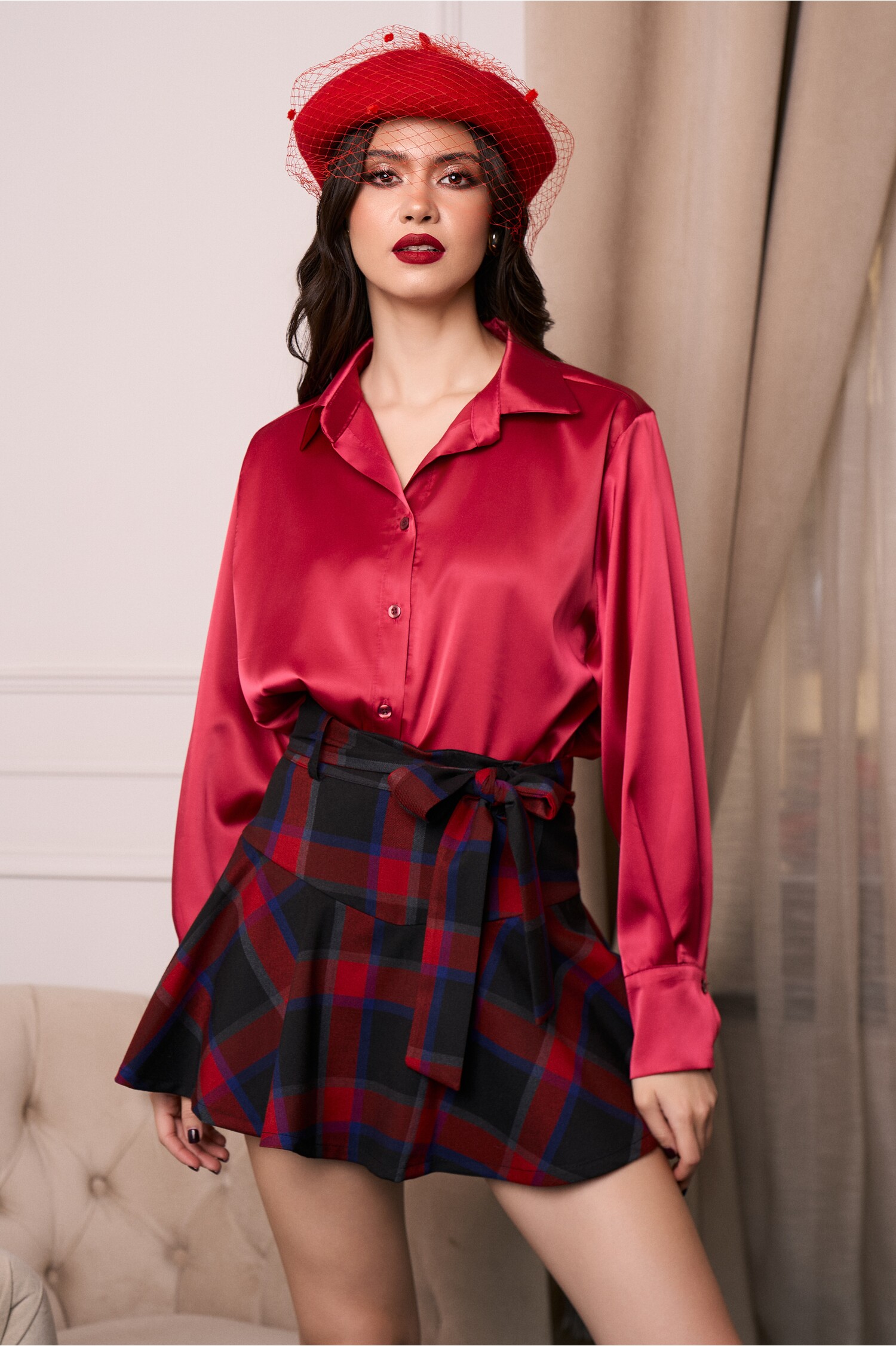 fusta-scurta-din-stofa-neagra-cu-carouri-rosii-si-cordon-in-talie-1341401-1089413-4