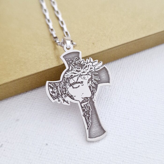lantisor-chipul-lui-iisus-pe-crucea-sfanta-bijuterie-cu-har-pentru-barbat-argint-925-79358-4