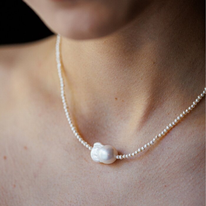 lantisor-cu-perle-eleganta-imaculata-model-sirag-de-perle-mici-si-o-perla-baroque-inchizatoare-argint-925-87296-4