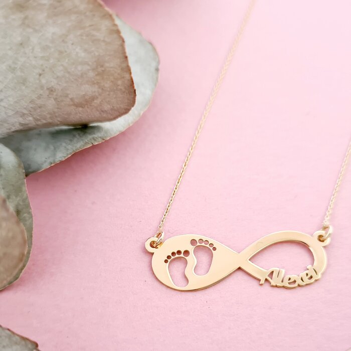 lantisor-personalizat-pandantiv-infinit-cu-nume-si-picioruse-decupate-aur-galben-14k-45212-4